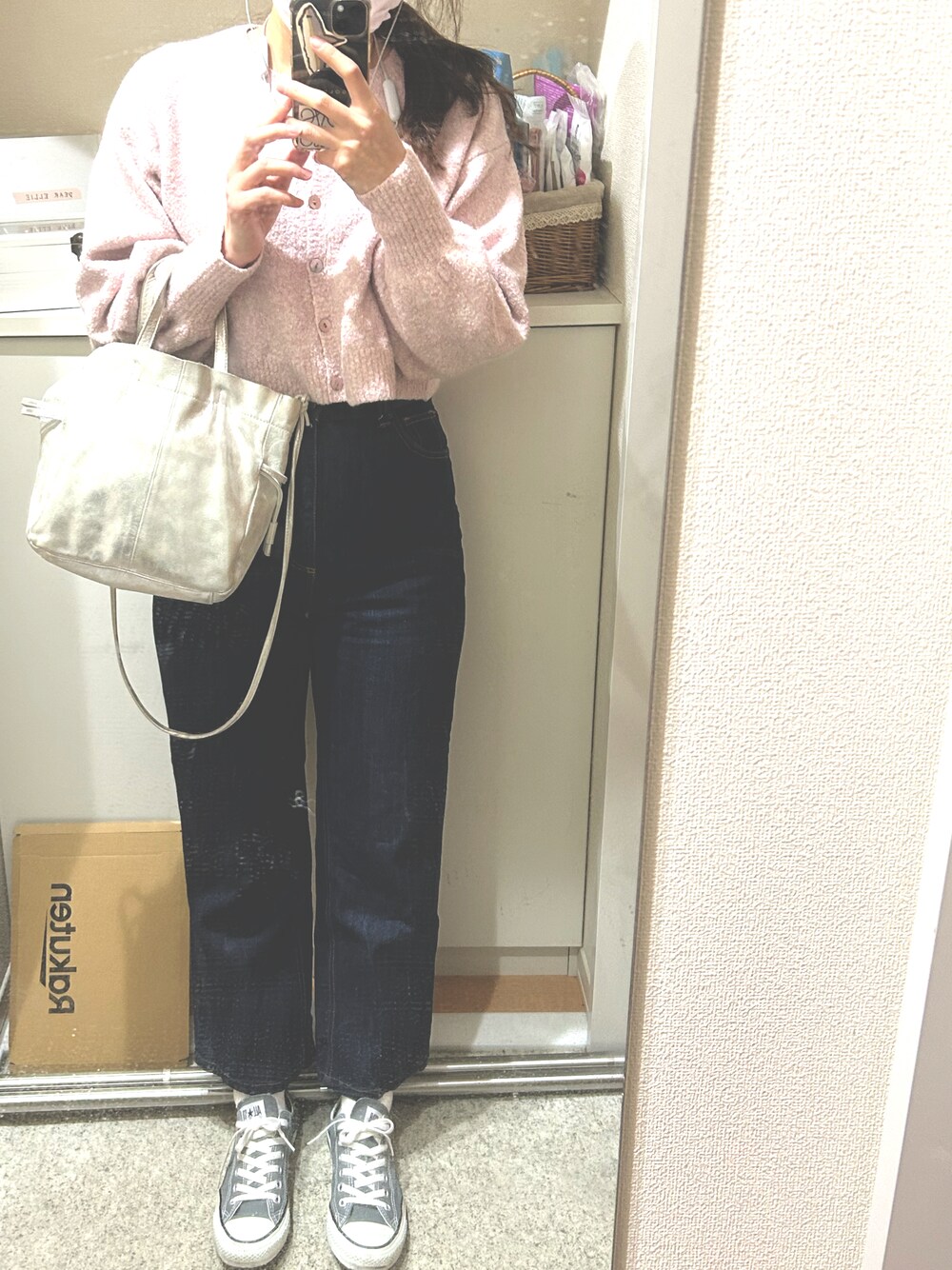 「カーディガン、ピンク、ZARA、デニム、GU、ハイウエストストレートジーンズ、メタリック、コンバース、スニーカー、3色コーデ」｜「mysticのROROLレザーミニ巾着ショルダー（ショルダーバッグ、シルバー系）」を使った、m.さん（レディース・161cm）の冬コーディネートの1枚目の写真