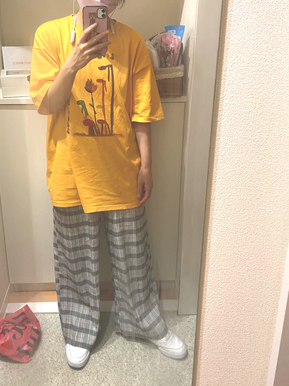 「aikoジャンキー、aiko、柄パンツ、チェツク、チェツクパンツ、白スニーカー、Tシャツ」｜「KBFのラップウエストイージーチェックパンツ（その他パンツ、グレー系）」を使った、m.さん（レディース・161cm）の秋コーディネートの1枚目の写真