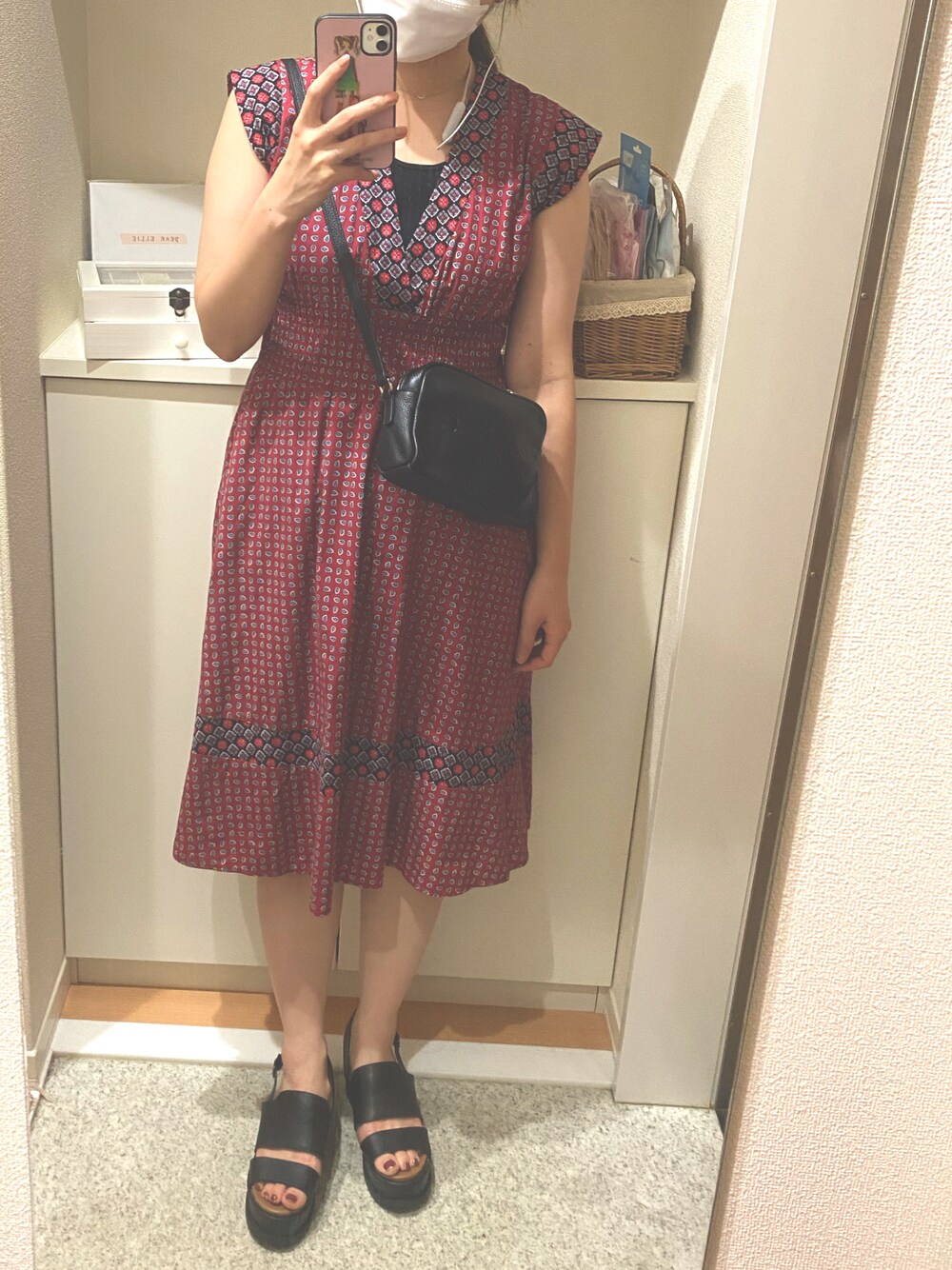 「ワンピース、ペイズリー、厚底シューズ、厚底サンダル、3色コーデ」｜「mysticのペイズリー深Vワンピース（ワンピース、レッド系）」を使った、m.さん（レディース・161cm）の秋コーディネートの1枚目の写真