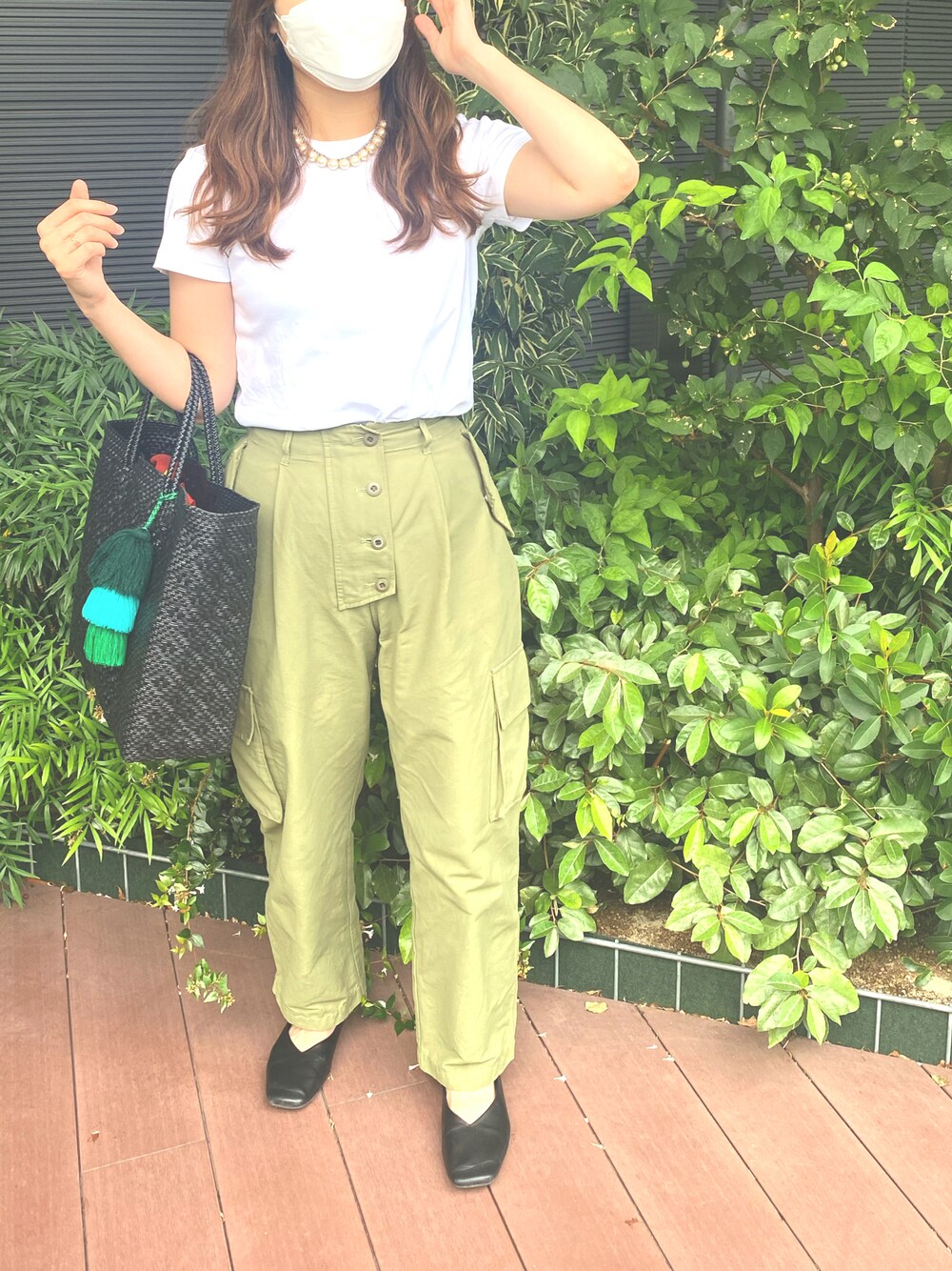 「パールネックレス、白Tシャツ、UNIQLO、メルカドバッグ、3色コーデ」｜「UNIQLOのクルーネックT（半袖）（Tシャツ/カットソー、ホワイト系）」を使った、m.さん（レディース・161cm）の秋コーディネートの1枚目の写真