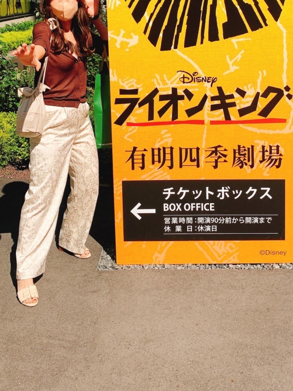 「3色コーデ、トリーバーチ、サテンパンツ、メッシュ、カーディガン、UNIQLO、巾着バッグ」｜「Kastaneのリブスクエアニットタンク（ニット/セーター、ホワイト系）」を使った、m.さん（レディース・161cm）の冬コーディネートの1枚目の写真