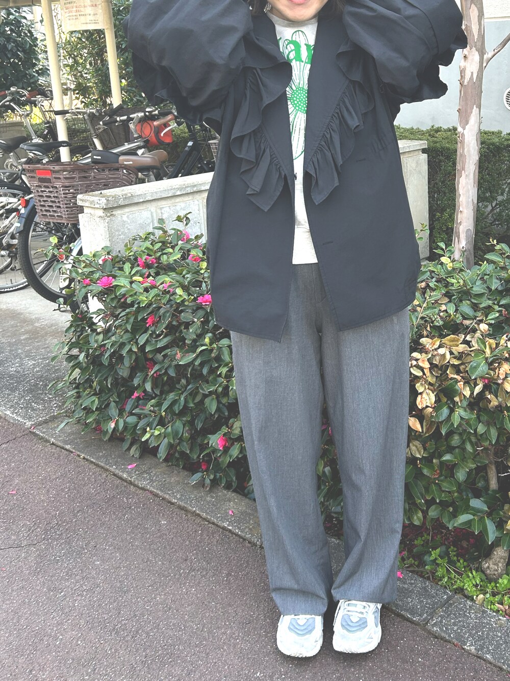 「スウェット、スニーカー、タックワイドパンツ、グレー、3色コーデ」｜「FICTION TOKYOのアイテム（ジャケット/アウター、ブラック系）」を使った、m.さん（レディース・161cm）の夏コーディネートの1枚目の写真