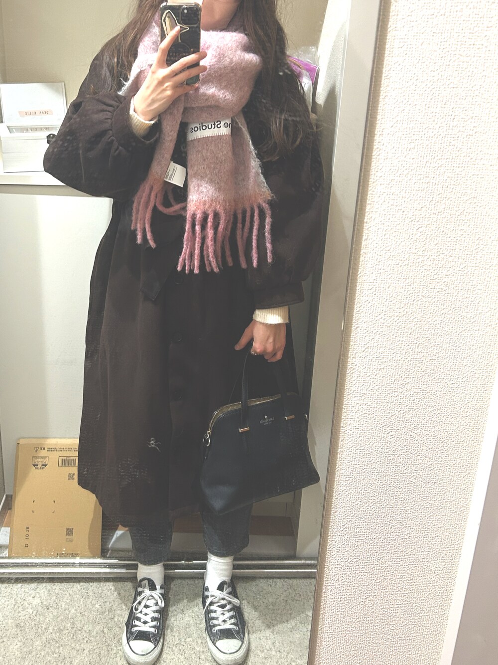 「AcneStudios、マフラー、コンバース、スニーカー、GU、ハイウエストストレートジーンズ、ブラックデニム、3色コーデ」｜「kate spade new yorkのCEDAR STREET MAISE（ショルダーバッグ、ブラック系）」を使った、m.さん（レディース・161cm）の冬コーディネートの1枚目の写真