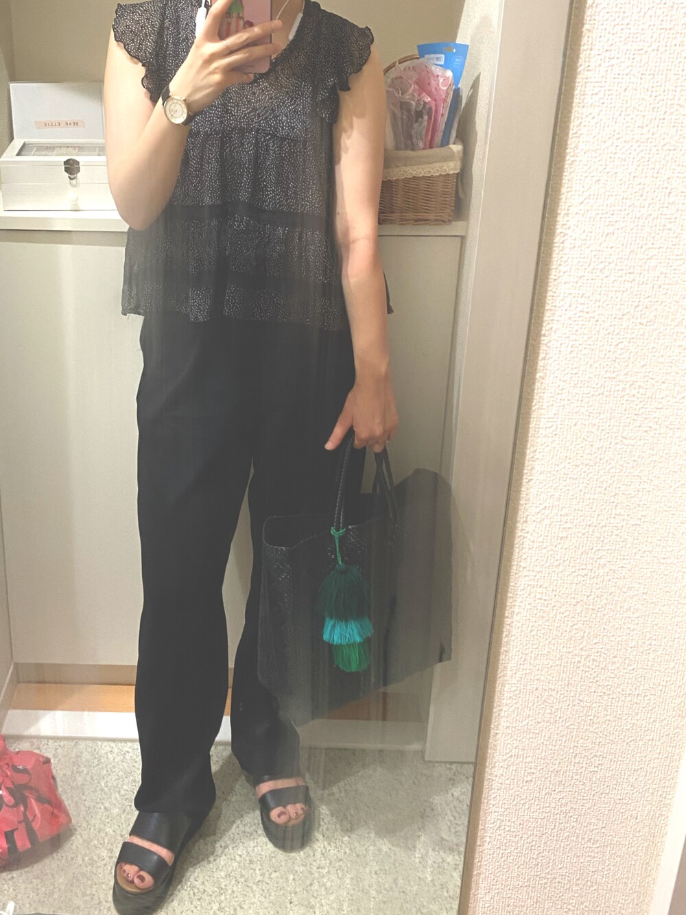 「オールブラック、厚底サンダル、ワントーンコーデ、メルカドバッグ」｜「flowerのリップルフリルトップ（Tシャツ/カットソー、その他）」を使った、m.さん（レディース・161cm）の秋コーディネートの1枚目の写真