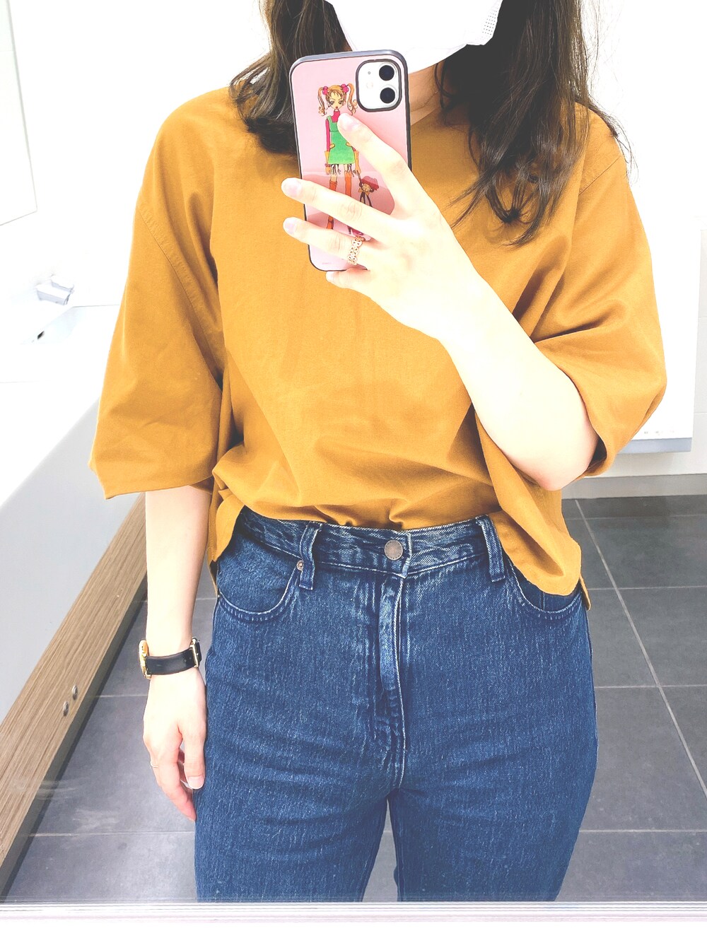 「デニム、3色コーデ」｜「MARC JACOBSのMARC JACOBS CLASSIC　MJ1537（アナログ腕時計、ブラック系）」を使った、m.さん（レディース・161cm）の秋コーディネートの1枚目の写真