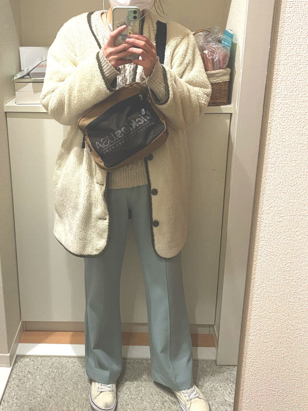 「カラーパンツ、3色コーデ、スニーカー、VANS」｜「DickiesのDickies<ディッキーズ>miniショルダーＢＡＧ（ショルダーバッグ、ベージュ系）」を使った、m.さん（レディース・161cm）の冬コーディネートの1枚目の写真
