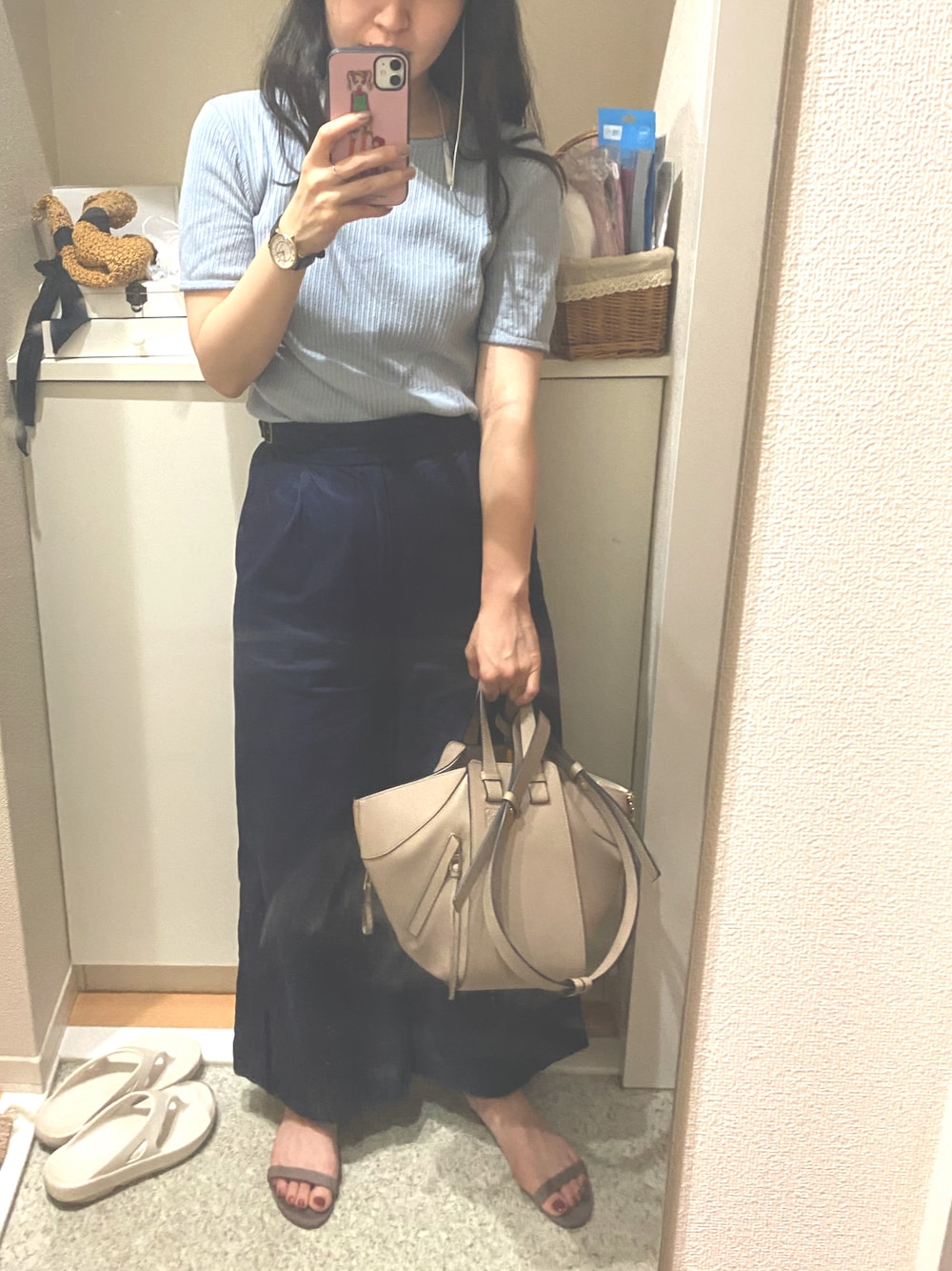 「ワントーンコーデ、ストラップサンダル、サンダル、ロエベ、LOEWE、ハンモック、3色コーデ」｜「flowerのアイテム（Tシャツ/カットソー、ブルー系）」を使った、m.さん（レディース・161cm）の夏コーディネートの1枚目の写真