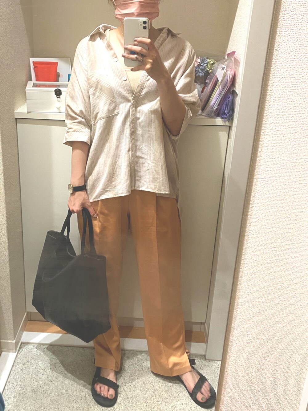 「サテンパンツ、スポーツサンダル、teva、3色コーデ、シャツスタイル」｜「Kastaneのリブスクエアニットタンク（ニット/セーター、ホワイト系）」を使った、m.さん（レディース・161cm）の夏コーディネートの1枚目の写真