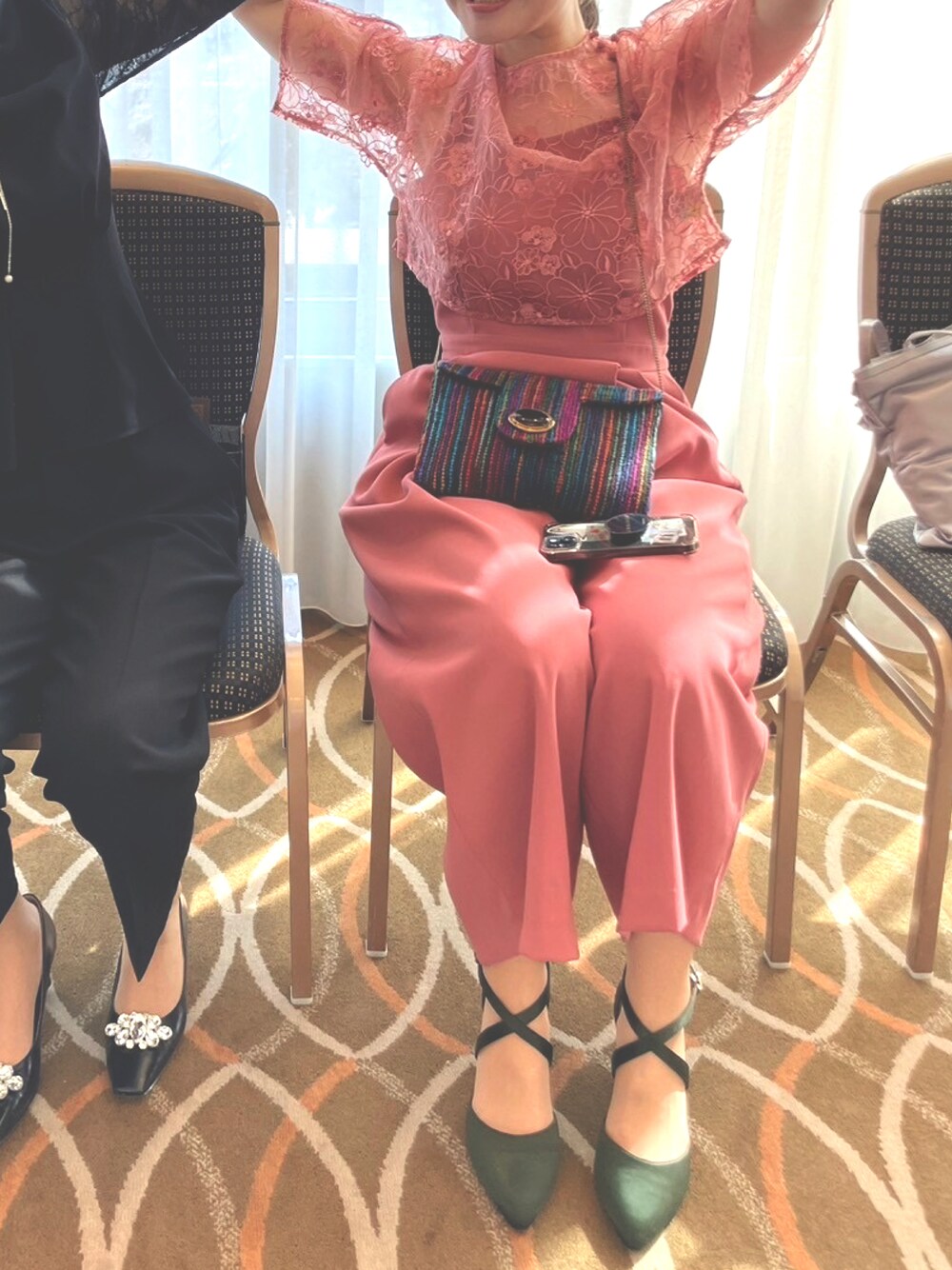 「ドレス、結婚式、お呼ばれスタイル」｜「AIMERのクロスストラップパンプス（パンプス、グリーン系）」を使った、m.さん（レディース・161cm）の夏コーディネートの1枚目の写真