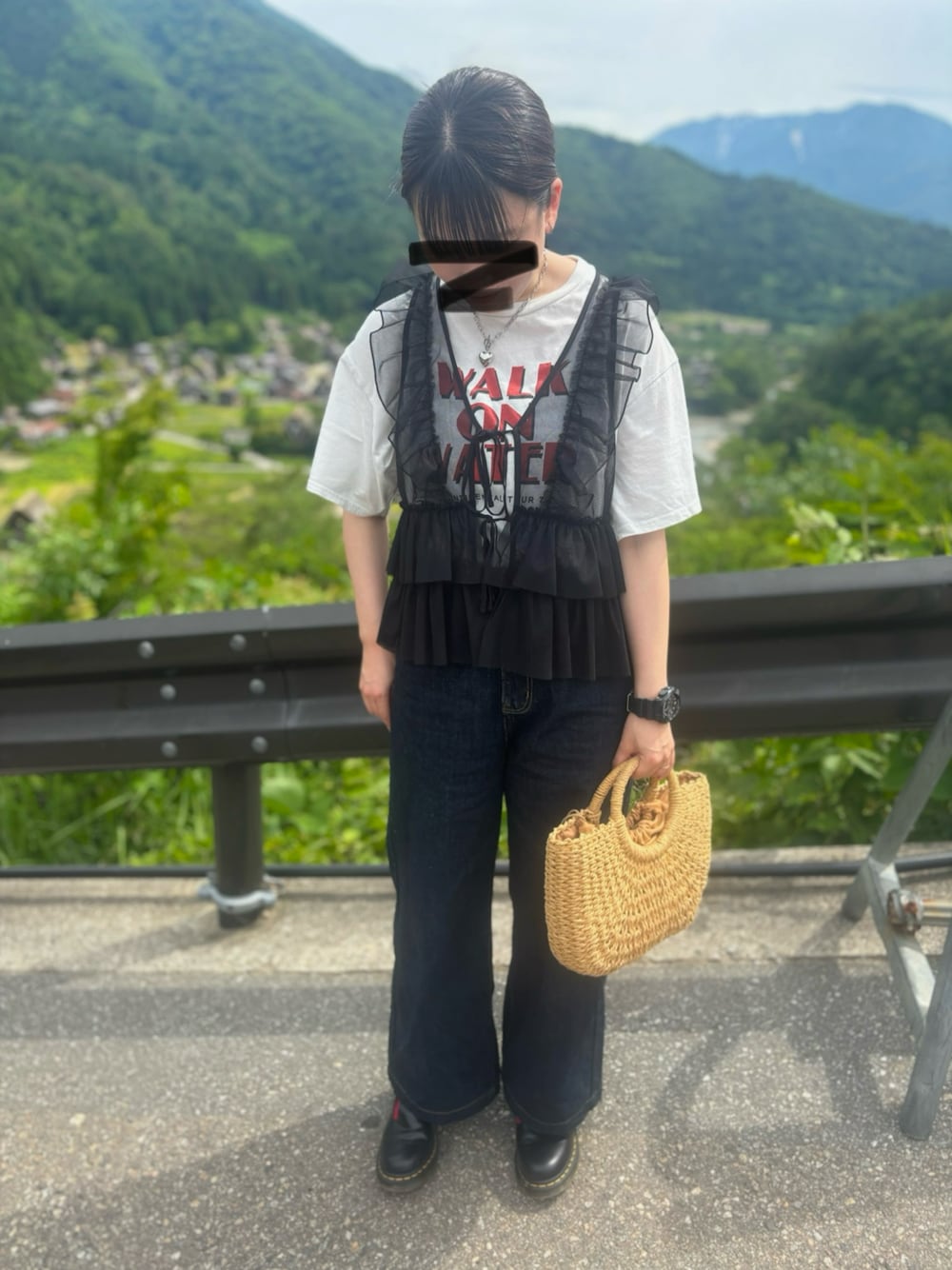 「夏コーデ、夏だ！Tシャツ着よう！、お出かけコーデ、パンツスタイル、今日のコーデ、大人ガーリー、ベスト、Tシャツ、デニム、デニムパンツ」｜「Dr. MartensのDr.Martens ドクターマーチン ポリー / Dr.Martens POLLEY 14852001（ドレスシューズ、ブラック系）」を使った、macchan☆彡.。さん（レディース・157cm）の夏コーディネートの1枚目の写真