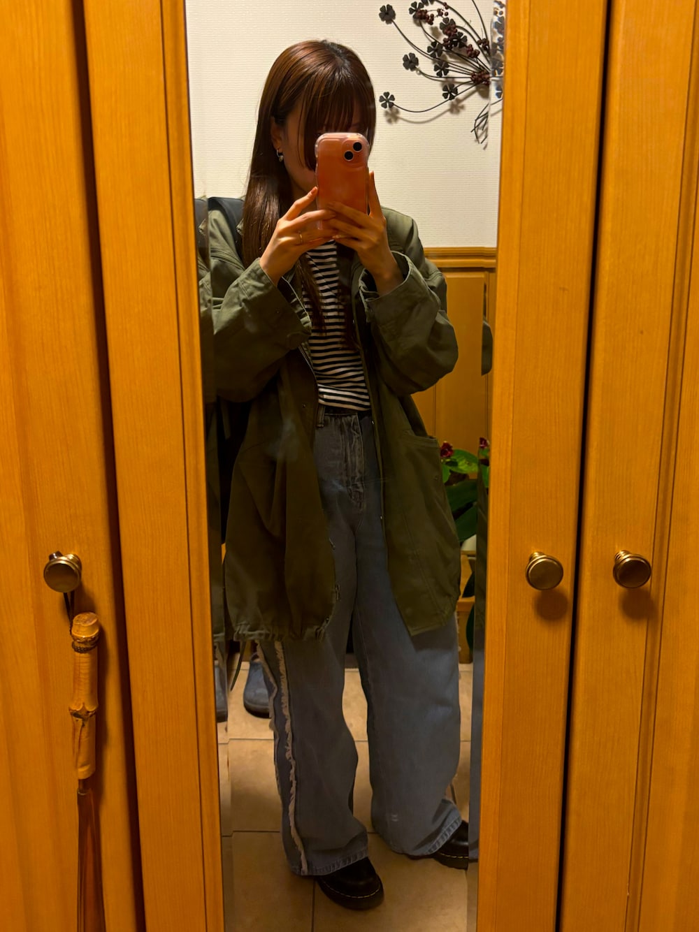 「秋冬コーデ、お出かけコーデ、シンプルスタイル、ミリタリー、ボーダー、デニムパンツ、Dr.Martens、ラフコーデ、カジュアル、カーキ」｜「select MOCAの【ZOZO限定】シンプルボーダーロングTシャツ（Tシャツ/カットソー、ブラック系）」を使った、macchan☆彡.。さん（レディース・157cm）の秋コーディネートの1枚目の写真