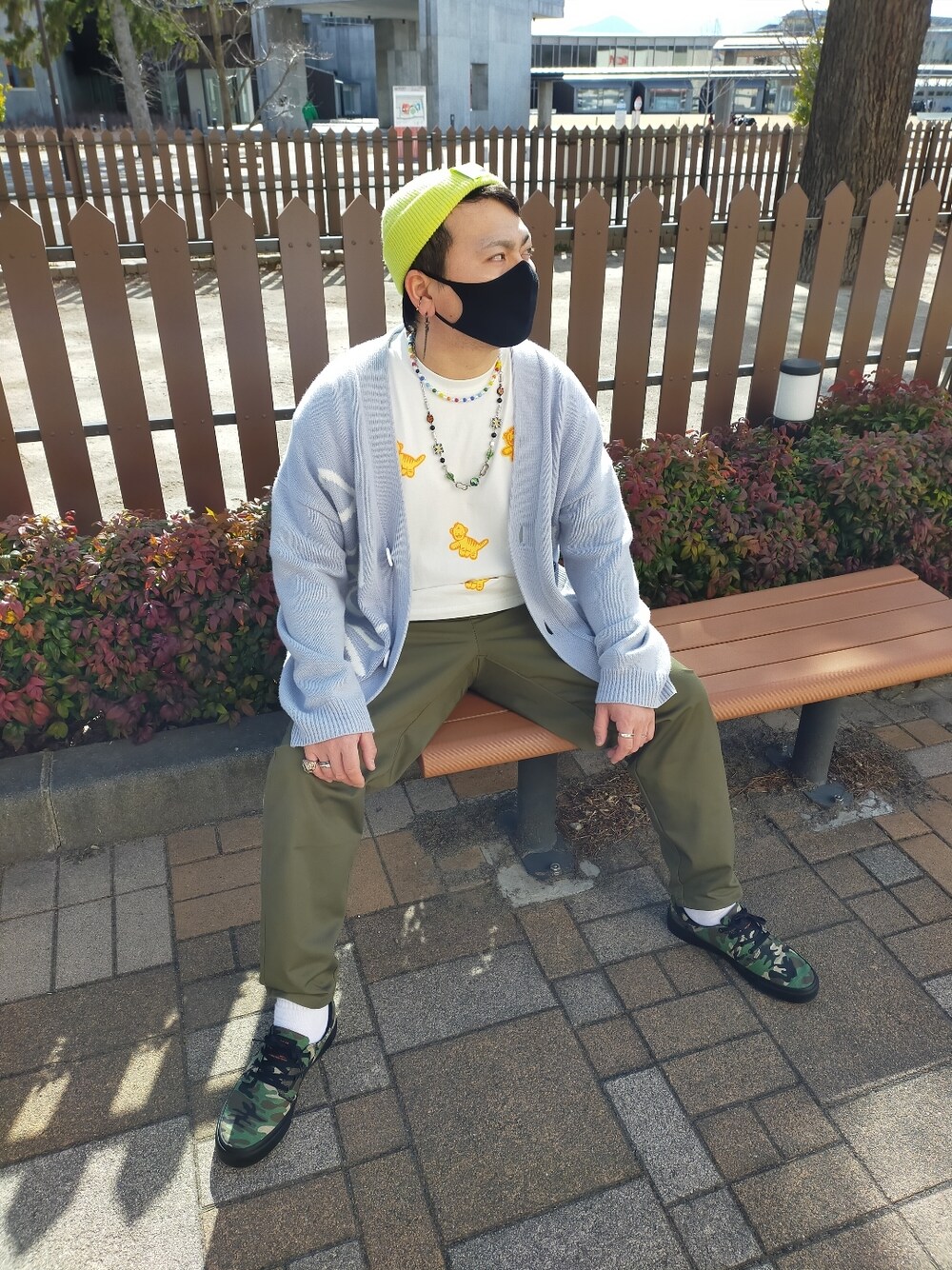 「ニット帽、カーディガン、Ｔシャツ、スニーカー、ネックレス、ソックス」｜「MISHKAのアイテム（Tシャツ/カットソー、ホワイト系）」を使った、小林一寿さん（メンズ・166cm）の春コーディネートの1枚目の写真