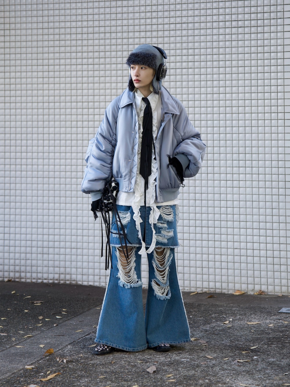「冬アウター、中綿アウター、ブルーコーデ、フレアデニム、ダメージデニム、ネクタイ」｜「seytoのVintage satin gather blouson / ヴィンテージサテンギャザーブルゾン（ブルゾン、グレー系）」を使った、renyaさん（メンズ・170cm）の冬コーディネートの1枚目の写真