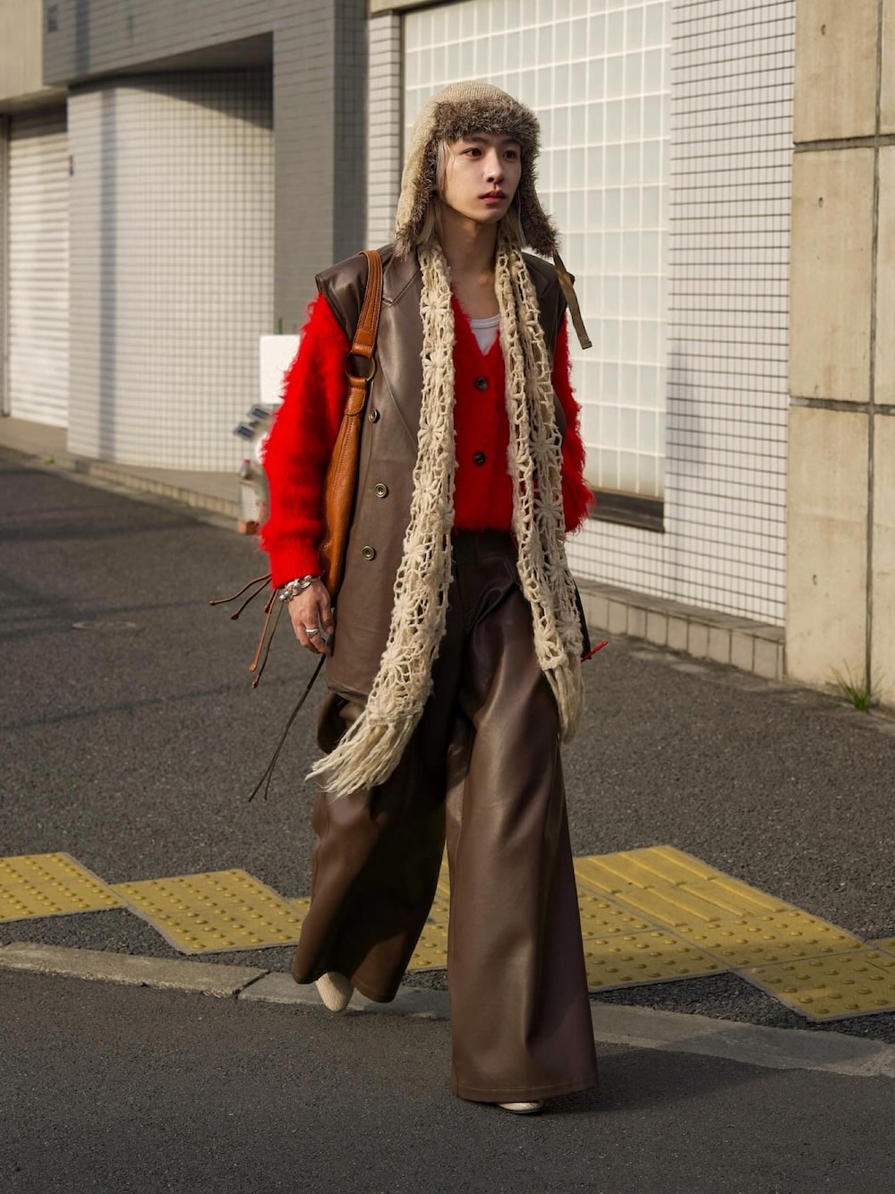 「似合うラボに行こう、春服みてみて、春、カーディガン、レザーパンツ、テーラードベスト、セットアップ、ブラウンコーデ」｜「seytoのVintage like fake leather tailored vest / ヴィンテージフェイクレザーテーラードベスト（ベスト、ブラウン系）」を使った、renyaさん（メンズ・170cm）の冬コーディネートの1枚目の写真