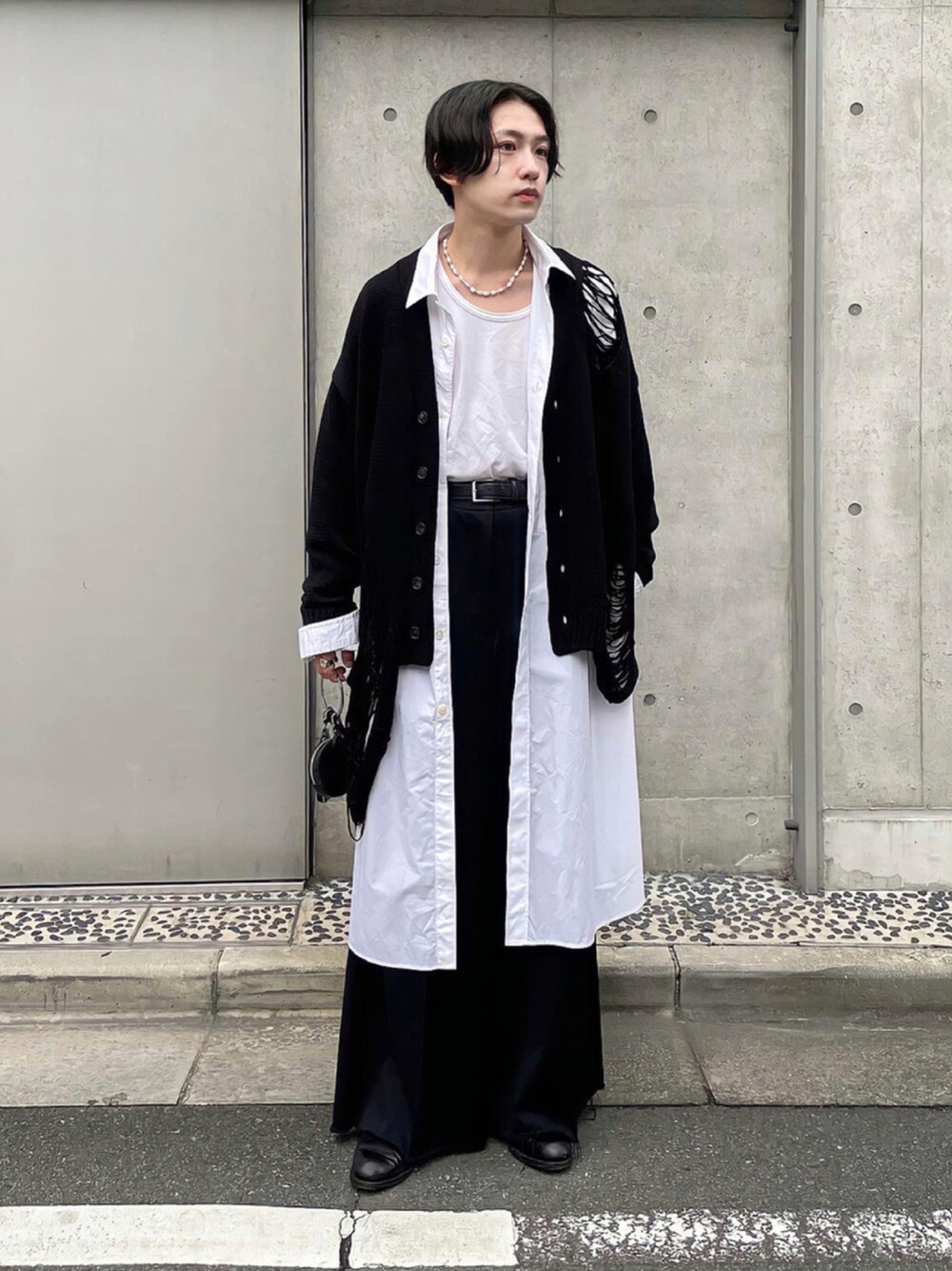 「カーディガン、秋のコーデ、ロングシャツ、モノトーン、レイヤードスタイル、ワイドパンツ、タックイン、ビックシルエット、フレアパンツ、ヒールブーツ、モノトーンコーデ、秋コーデ、カーディガンコーデ」｜「URBAN RESEARCHのドライコットンアムンゼンタンクトップ（タンクトップ、ホワイト系）」を使った、renyaさん（メンズ・170cm）の秋コーディネートの1枚目の写真