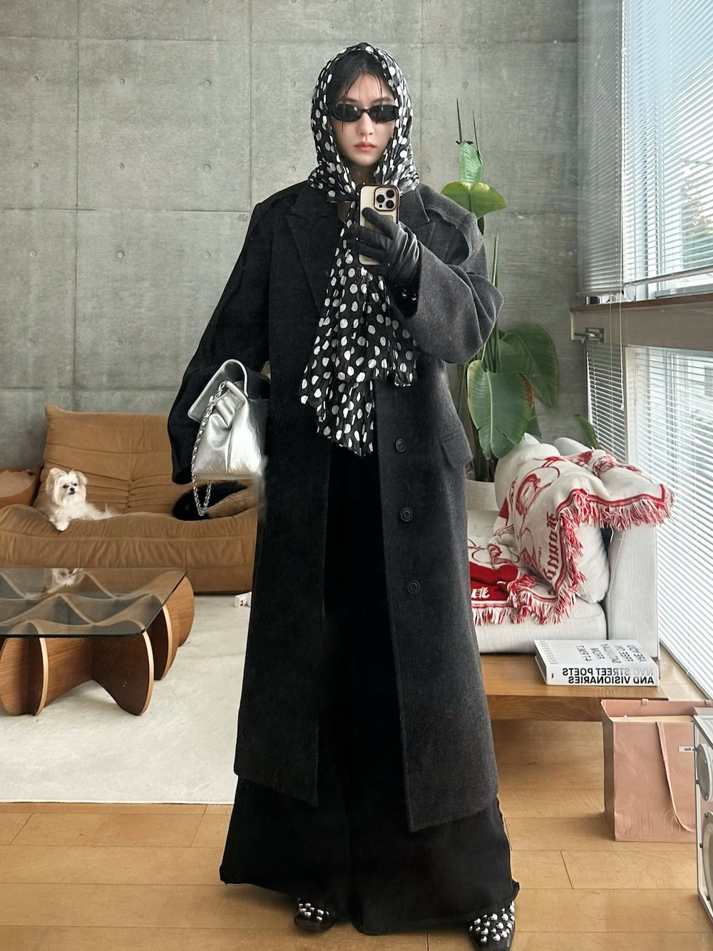 ブラック系のチェスターコート、ブラック系のスウェットパンツを着用したメンズの秋コーディネートの1枚目の写真