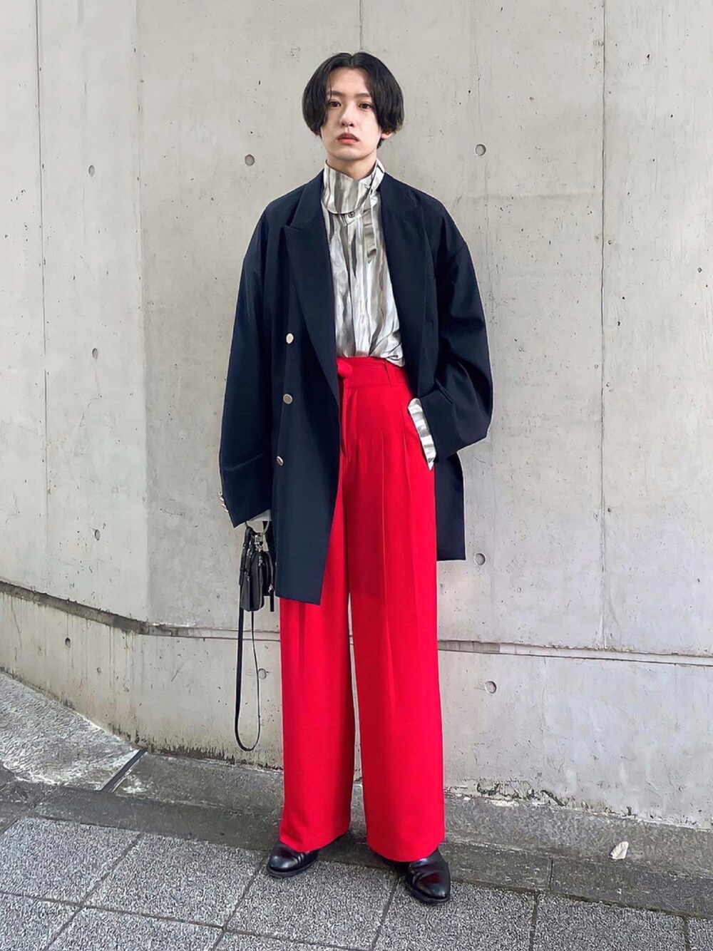 「ビッグシルエット、テーラードジャケット、カラーパンツ、柄シャツ、ブレザー、ワイドパンツ、革靴、タックイン、ヒールブーツ、秋コーデ」｜「MASUのアイテム（シャツ/ブラウス、グレー系）」を使った、renyaさん（メンズ・170cm）の秋コーディネートの1枚目の写真