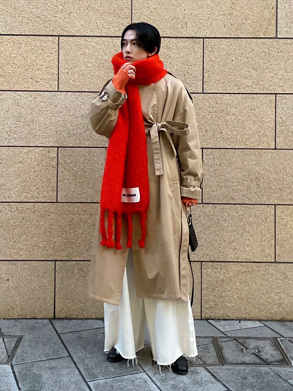 「トレンチコート、マフラー、フレアパンツ、バギーパンツ、ヒールブーツ、ブーツコーデ、ビッグシルエット、冬コーデ」｜「JIL SANDERのアイテム（マフラー、オレンジ系）」を使った、renyaさん（メンズ・170cm）の冬コーディネートの1枚目の写真