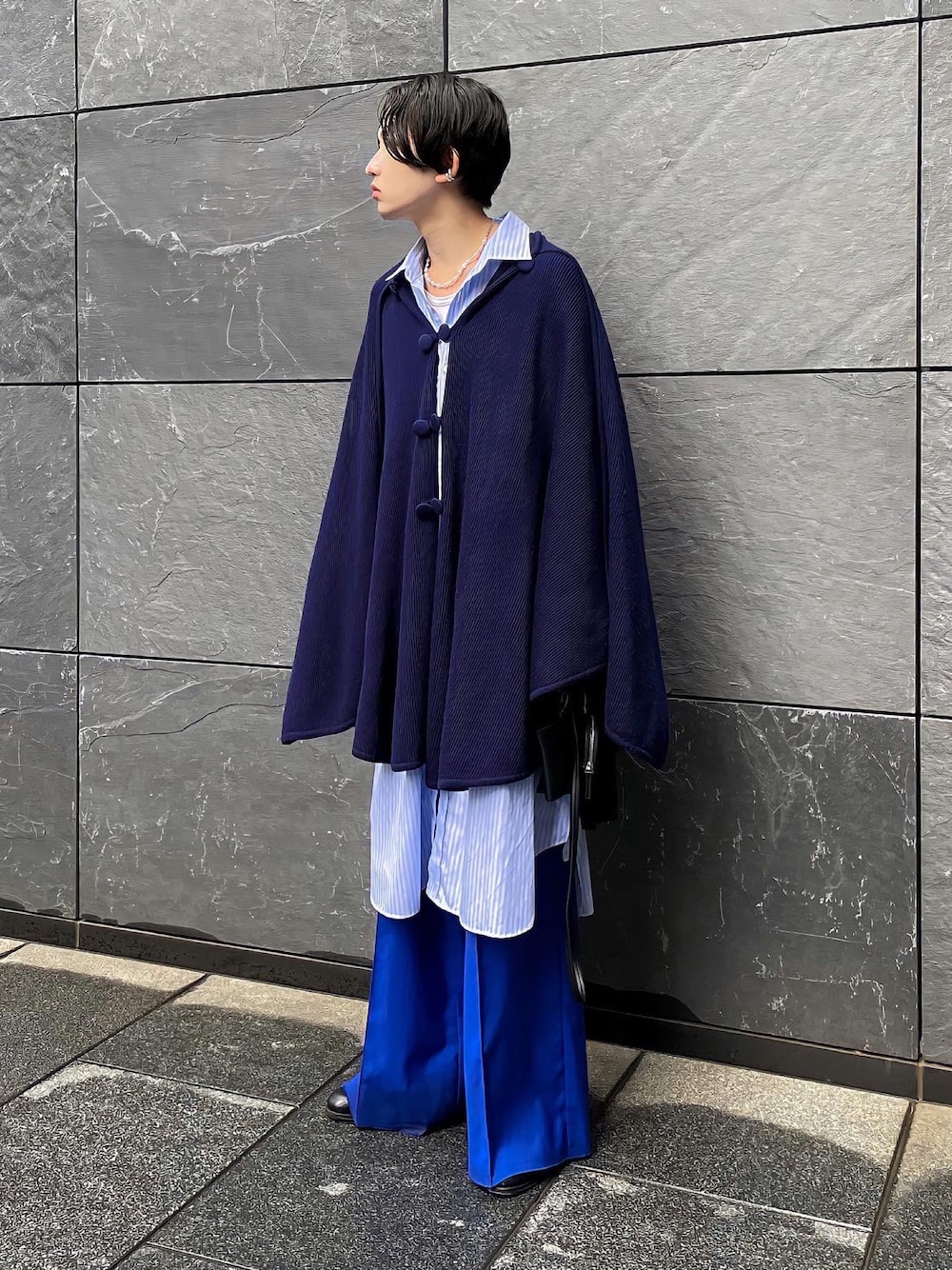 「ポンチョ、ストライプシャツ、レイヤードスタイル、カラーパンツ、フレアパンツ、ブルー、ブルーコーデ、ロングシャツ、ヒールブーツ、ブーツスタイル、秋冬コーデ、古着MIX、古着、古着コーデ」｜「古着のアイテム（ポンチョ、ブルー系）」を使った、renyaさん（メンズ・170cm）の冬コーディネートの1枚目の写真
