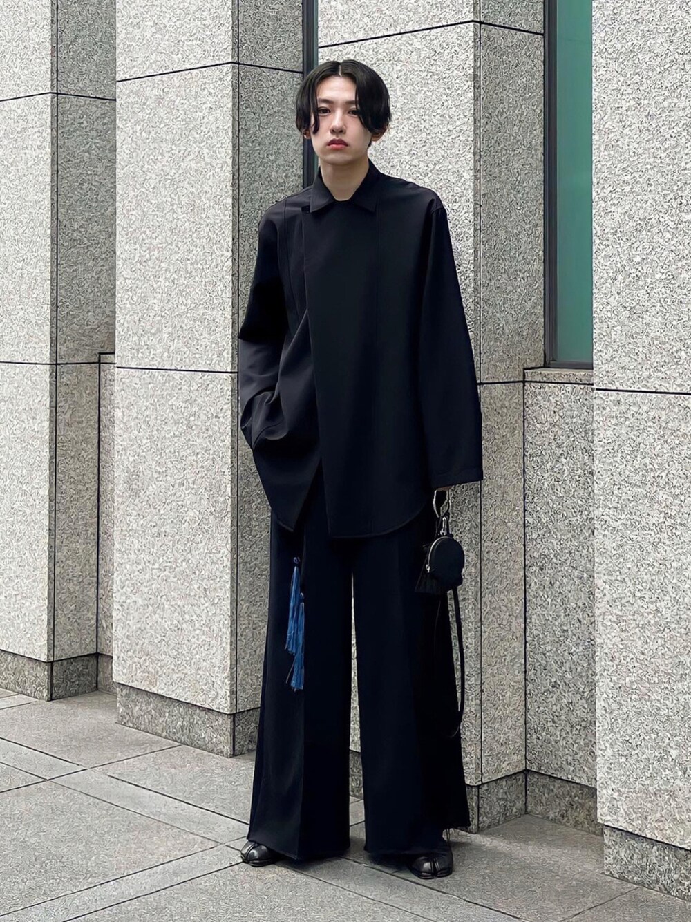 「ワントーンコーデ、秋のコーデ、オールブラック、ワイドパンツ、キレイめ、モード、フレアパンツ、ヒールブーツ、シャツスタイル、秋コーデ、足袋ブーツ」｜「JIL SANDERのアイテム（シャツ/ブラウス、ブラック系）」を使った、renyaさん（メンズ・170cm）の秋コーディネートの1枚目の写真