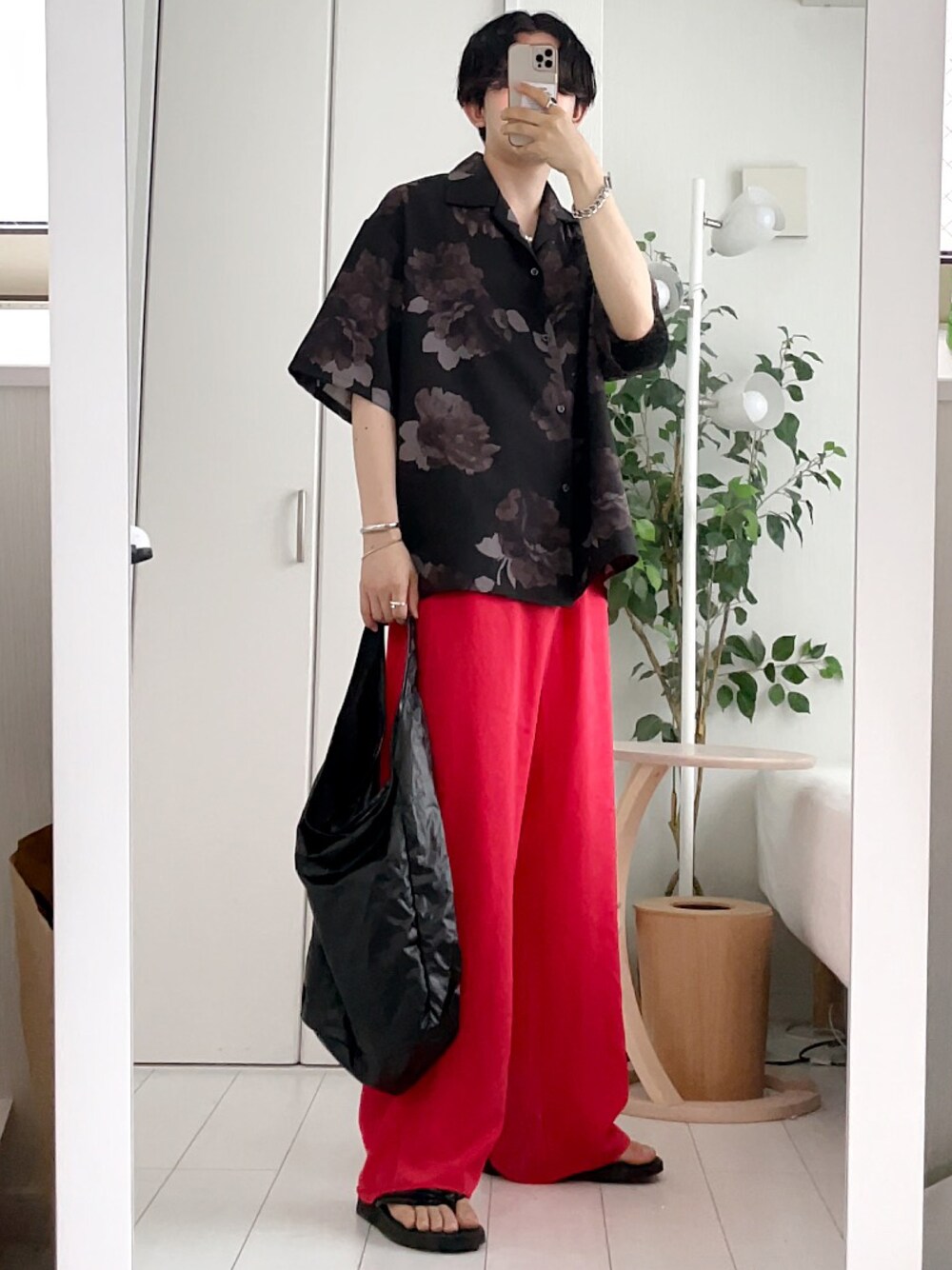 「柄シャツ、カラーパンツ、赤パンツ、トングサンダル、ブラック、ワイドパンツ、夏コーデ」｜「HAREの【WEB限定】BIGフラワーカイキンシャツ(HARE)（シャツ/ブラウス、ブラック系）」を使った、renyaさん（メンズ・170cm）の夏コーディネートの1枚目の写真