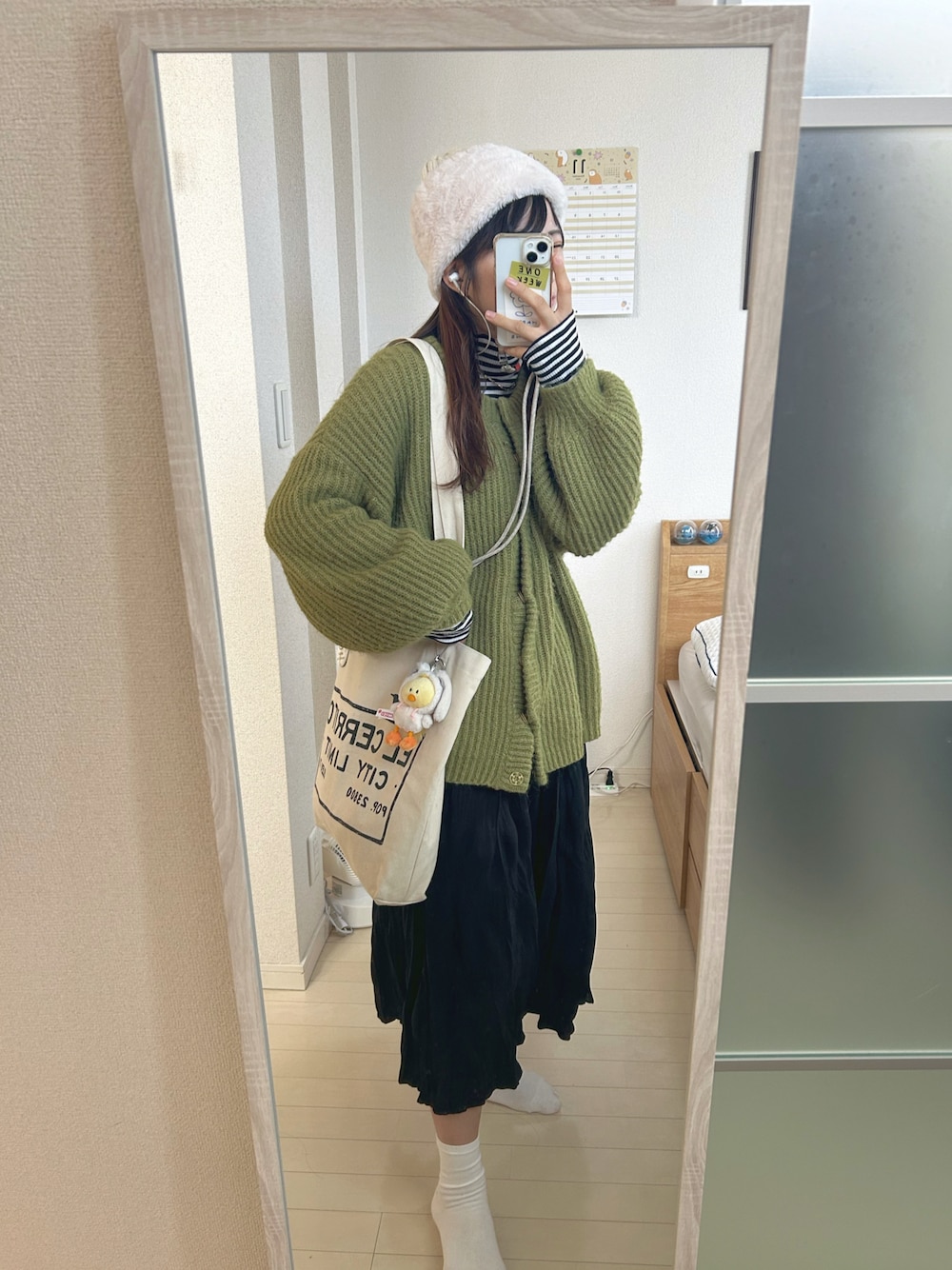 「カーディガン、グリーン、nugu、auntmarie's、ワッシャースカート、マーチン、トートバッグ、tiptop、冬コーデ、ニットワッチ、ファッションを楽しもう」｜「nuguのクリンクルプリーツロングスカート（スカート、ブラック系）」を使った、ｅｍａ ¨̮ さん（レディース・159cm）の秋コーディネートの1枚目の写真