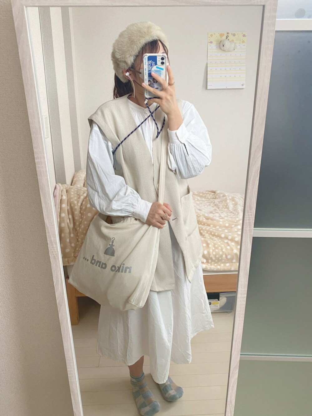 ホワイト系のトートバッグ、ベージュ系のジャケット/アウター、ホワイト系のシャツワンピースを着用したレディースの春コーディネートの1枚目の写真