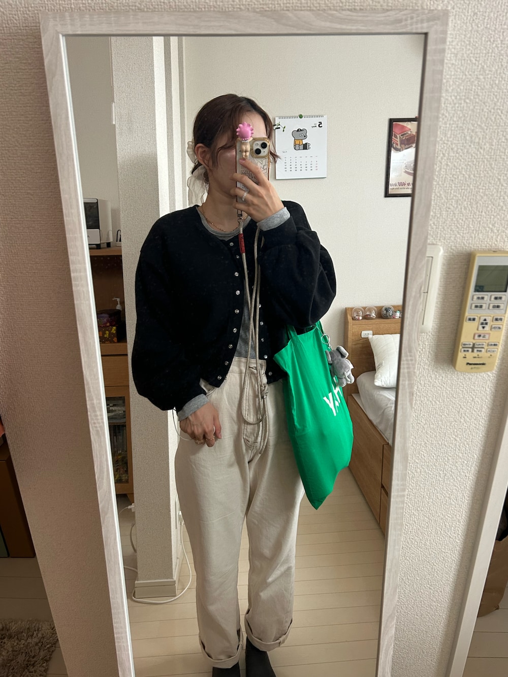 「nugu、ホワイトパンツ、カーディガン、hay、モノトーン、春コーデ、converse、シンプル、韓国ファッション」｜「tiptopのテレコ2wayスナップショートカーディガン（カーディガン/ボレロ、ブラック系）」を使った、ｅｍａ ¨̮ さん（レディース・159cm）の春コーディネートの1枚目の写真