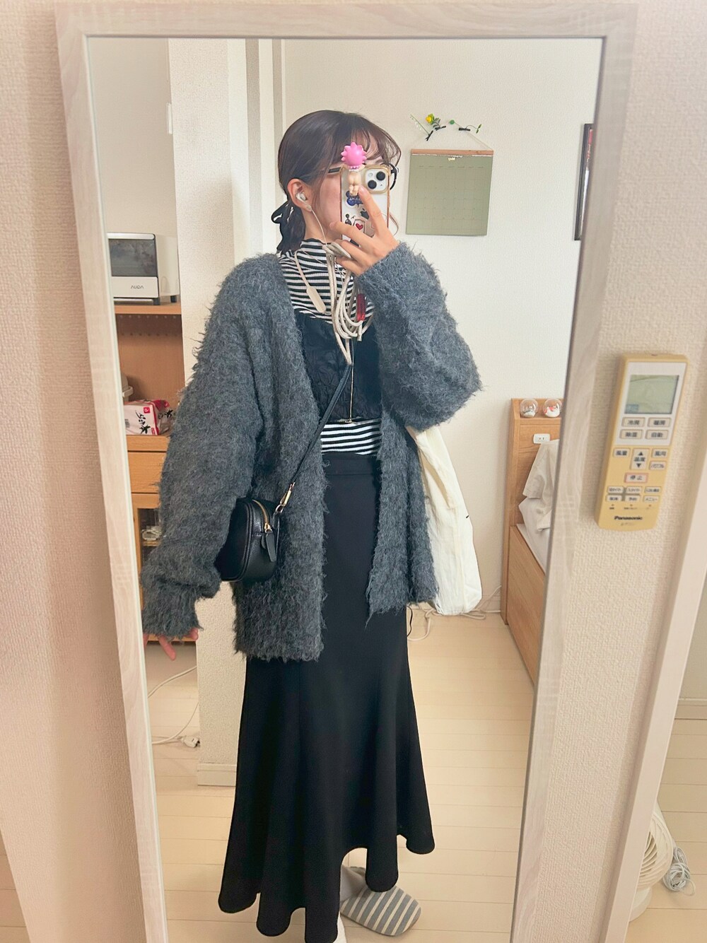ブラック系のベスト、その他のTシャツ/カットソー、ブラック系のスカートを着用したレディースの秋コーディネートの1枚目の写真