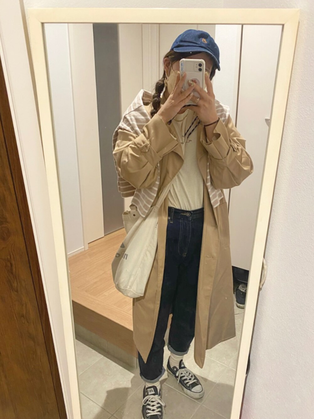 「カジュアルコーデ、トレンチコート、冬コーデ、キャップ、デニム、UNIQLO、niko and ...、肩掛け、converse、BEAMS、ボーダーソックス、RETRO GIRL、ユニクロ」｜「DHOLICのレタリングTシャツ（Tシャツ/カットソー、ホワイト系）」を使った、ｅｍａ ¨̮ さん（レディース・160cm）の冬コーディネートの1枚目の写真