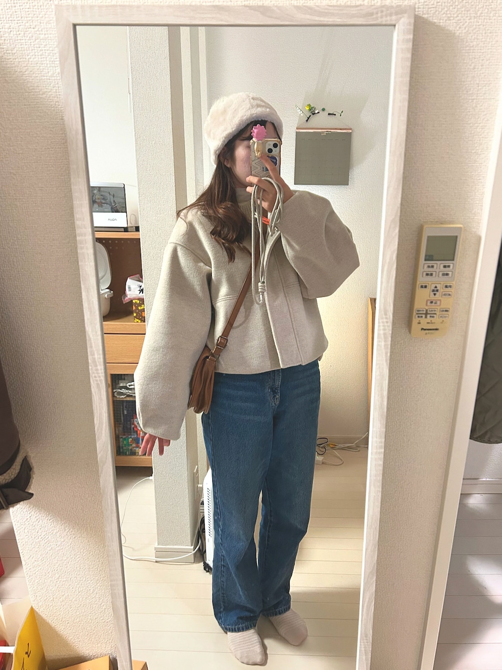 「Reurie‘、デニム、ニット、ニット帽、レイヤードスタイル、ehka sopo、New Balance、冬コーデ、カジュアル」｜「plazaのアイテム（ニットキャップ/ビーニー、ホワイト系）」を使った、ｅｍａ ¨̮ さん（レディース・159cm）の冬コーディネートの1枚目の写真