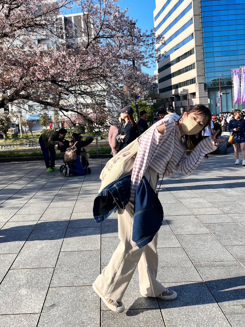 「ボーダー、GRL、センタープレス、tiptop、New Balance、お花見、春コーデ、デニムジャケット、お花見コーデ」｜「GRLのアイテム（Tシャツ/カットソー、ピンク系）」を使った、ｅｍａ ¨̮ さん（レディース・160cm）の春コーディネートの1枚目の写真