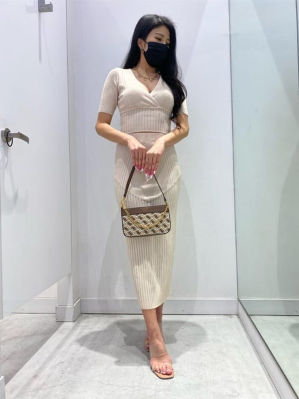 ブラウン系のショルダーバッグ、ベージュ系のその他トップス、ベージュ系のスカートを着用したレディースの春コーディネートの1枚目の写真