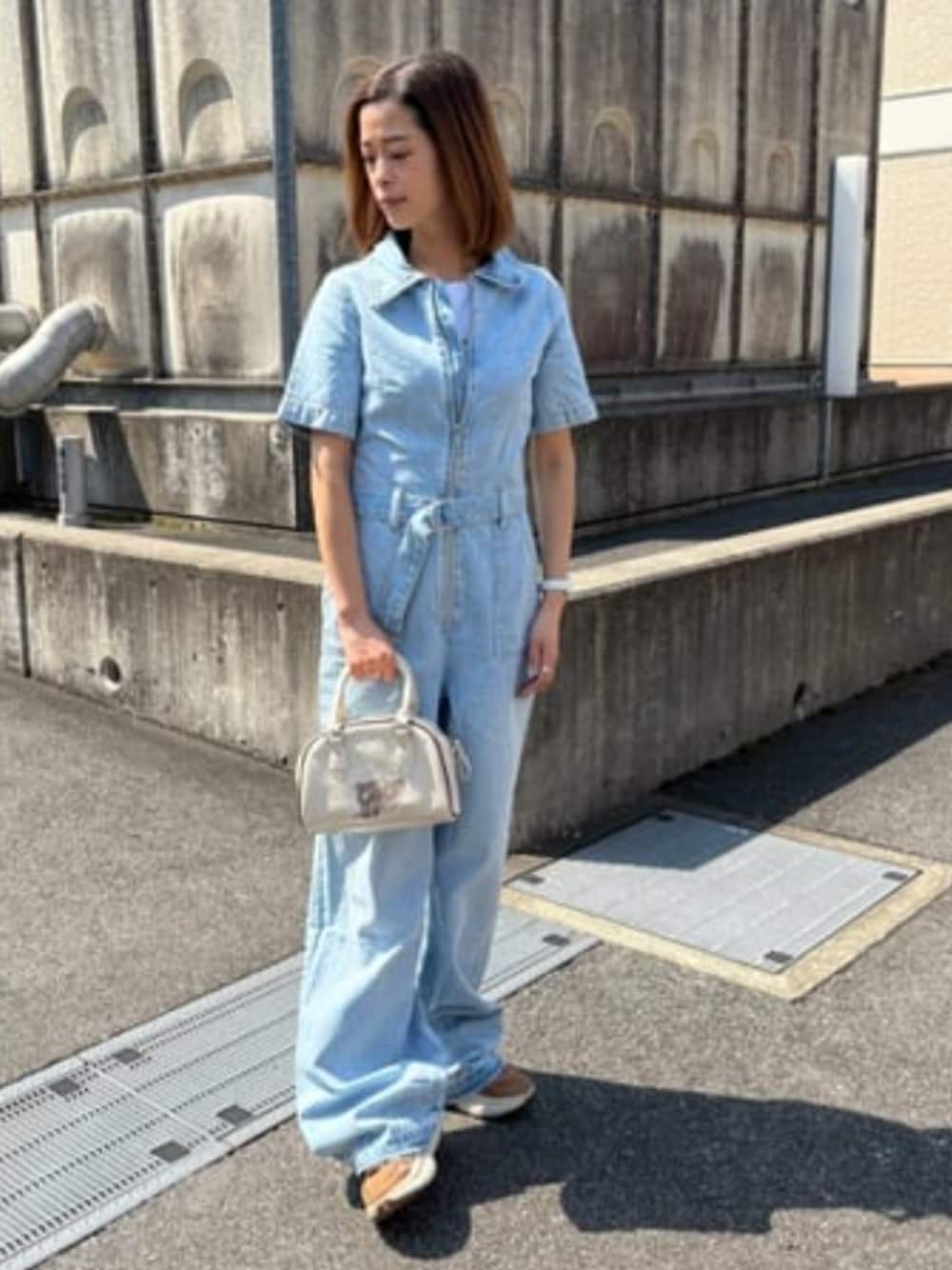 「guess、GUESS、ジャンプスーツ、デニム、オールインワン、カジュアル、カジュアルコーデ、春コーデ、春、春夏コーデ」｜「GuessのGUESS Originals Vintage Mini Bag（ハンドバッグ、ホワイト系）」を使った、GUESS JAPANさん（レディース・163cm）の春コーディネートの1枚目の写真