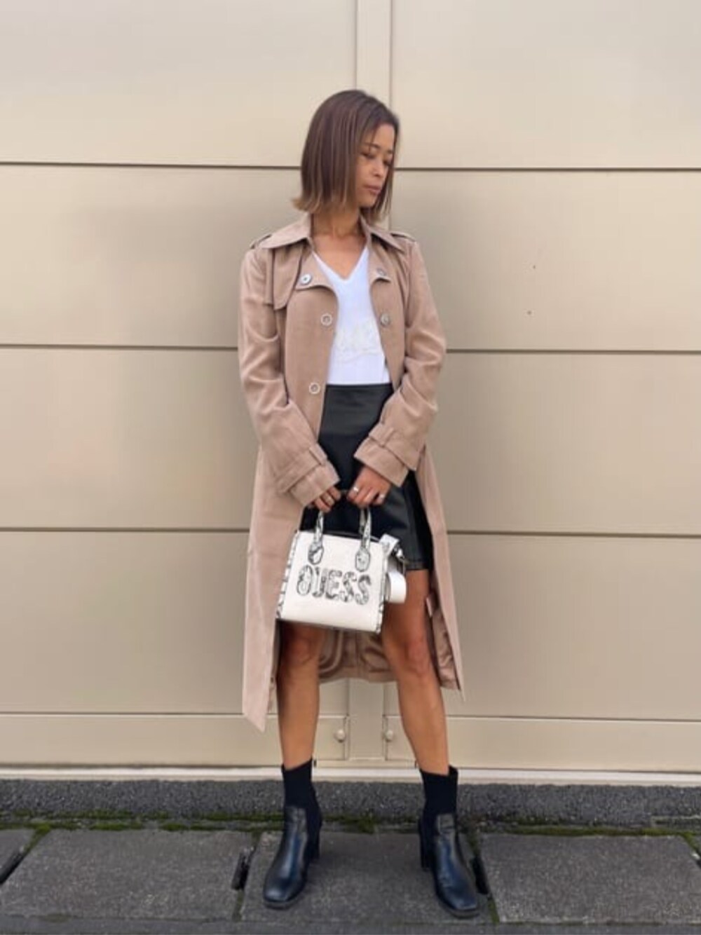 「guess、GUESS、トレンチコート、秋コーデ、秋冬コーデ」｜「GuessのSILVANA 2 Compartmnt Mini Tote（トートバッグ、ベージュ系）」を使った、GUESS JAPANさん（レディース・163cm）の冬コーディネートの1枚目の写真
