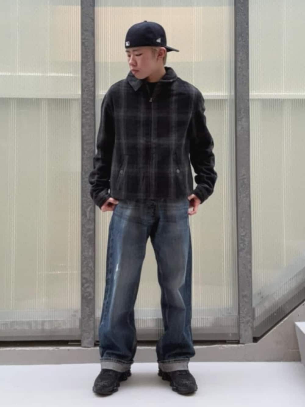 ブルー系のデニムパンツ、グレー系のブルゾン、その他のボクサーパンツを着用したメンズの冬コーディネートの1枚目の写真