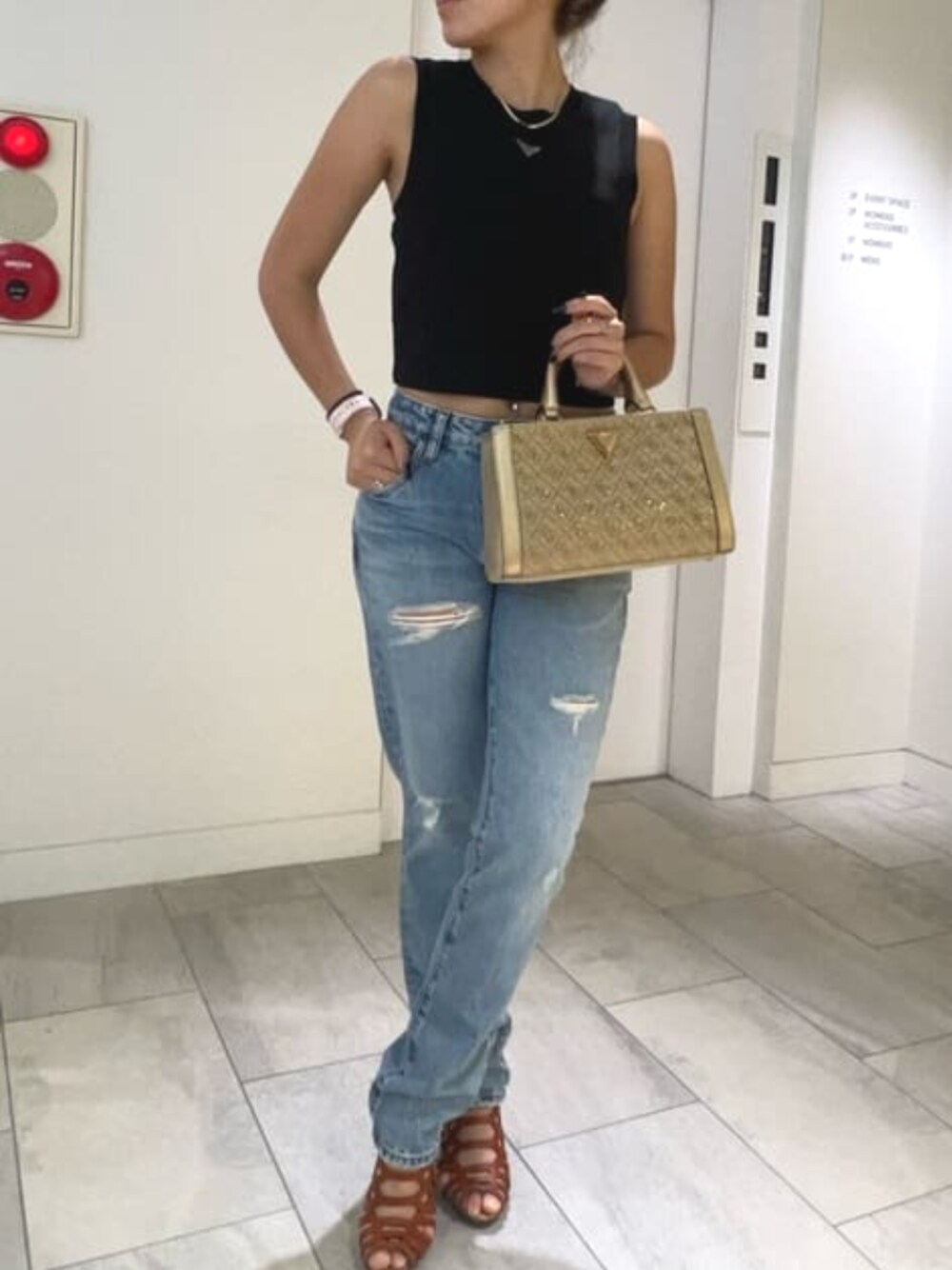 「GUESS、オトナ女子、大人女子、カジュアル、夏コーデ」｜「GuessのCELIA Boyfriend Jean デニムパンツ ジーンズ レディース（デニムパンツ、ブルー系）」を使った、GUESS JAPANさん（レディース・161cm）の夏コーディネートの1枚目の写真