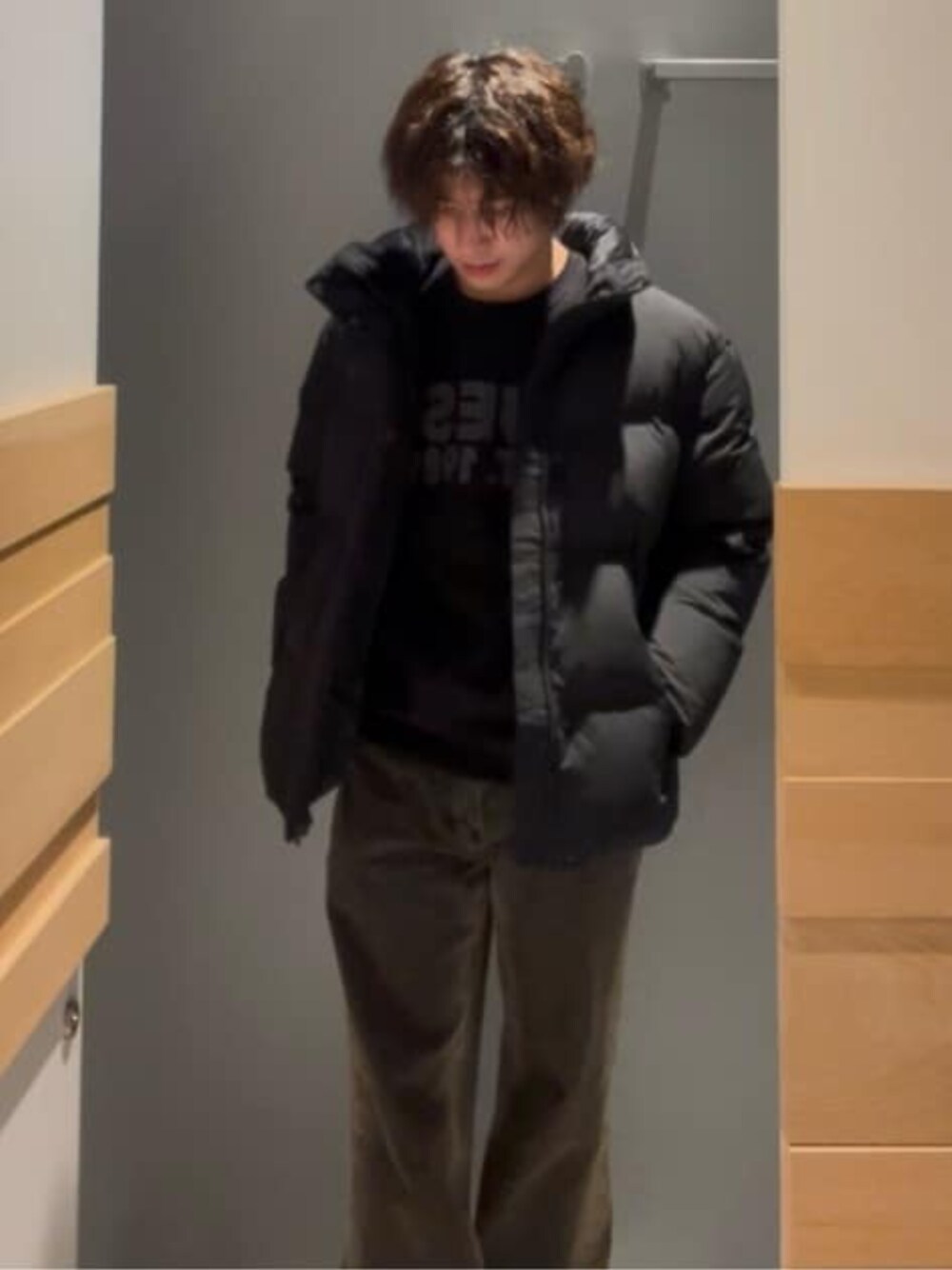 その他のデニムパンツ、ブラック系のダウンジャケット/コート、ブラック系のスウェットを着用したメンズの冬コーディネートの1枚目の写真