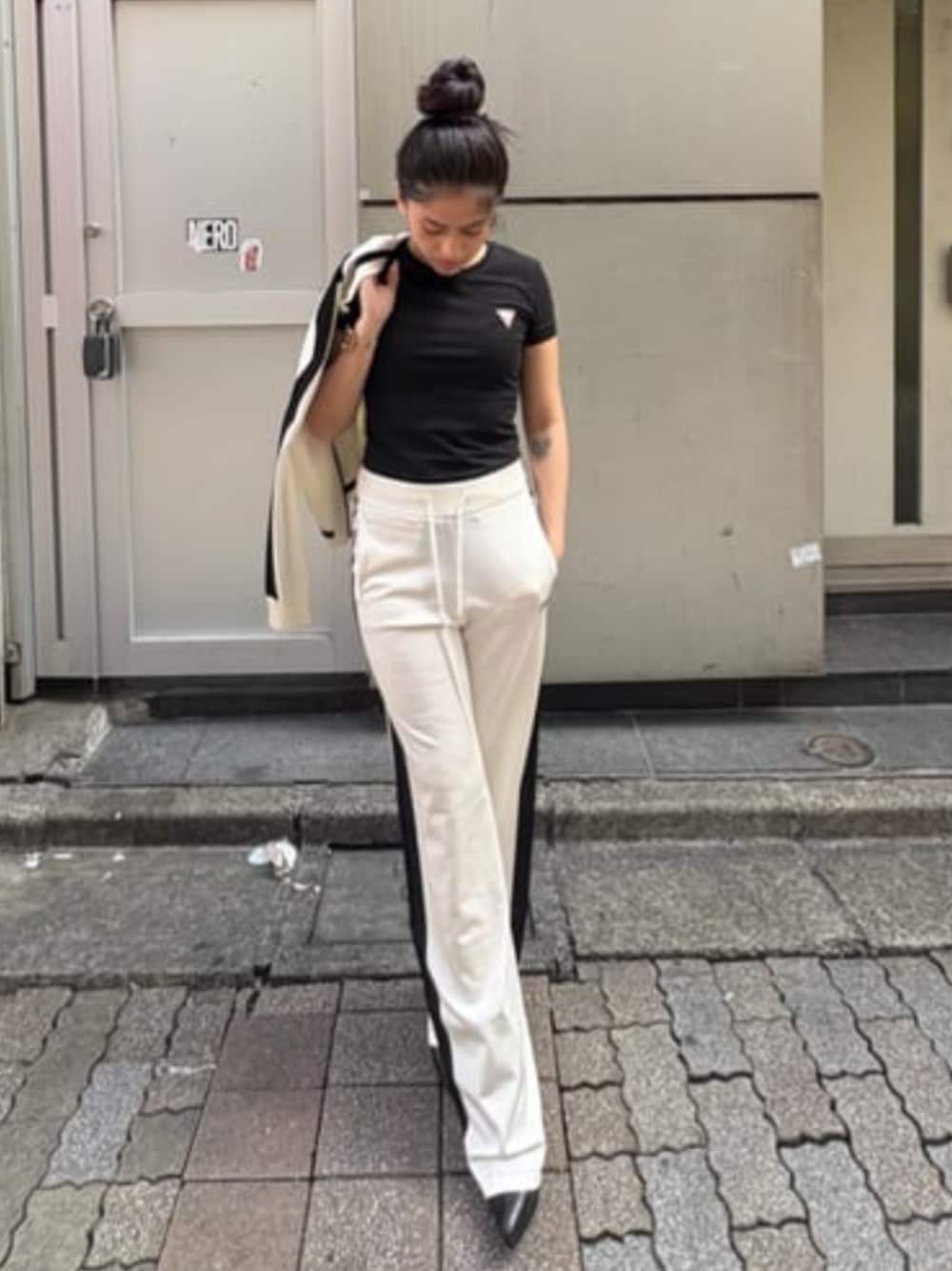 「GUESS、guess、セットアップ、モノトーン、モノトーンコーデ、スポーティ、スウェット、スウェットパンツ、スウェットコーデ、ラインパンツ、春コーデ、春夏コーデ、夏コーデ」｜「GuessのSWEATER Pants スウェットパンツ（スウェットパンツ、ホワイト系）」を使った、GUESS JAPANさん（レディース・161cm）の春コーディネートの1枚目の写真