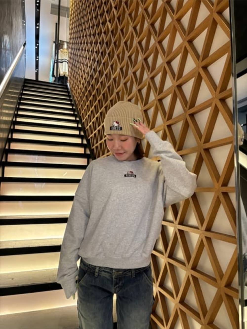 「guess、GUESS、ハローキティ、ハローキティコラボ、HELLO KITTY」｜「GuessのGUESS × HELLO KITTY LADIES' L/Slv Cropped Sweatshirt スウェット ハローキティー コラボ（スウェット、グレー系）」を使った、GUESS JAPANさん（レディース・155cm）の冬コーディネートの1枚目の写真
