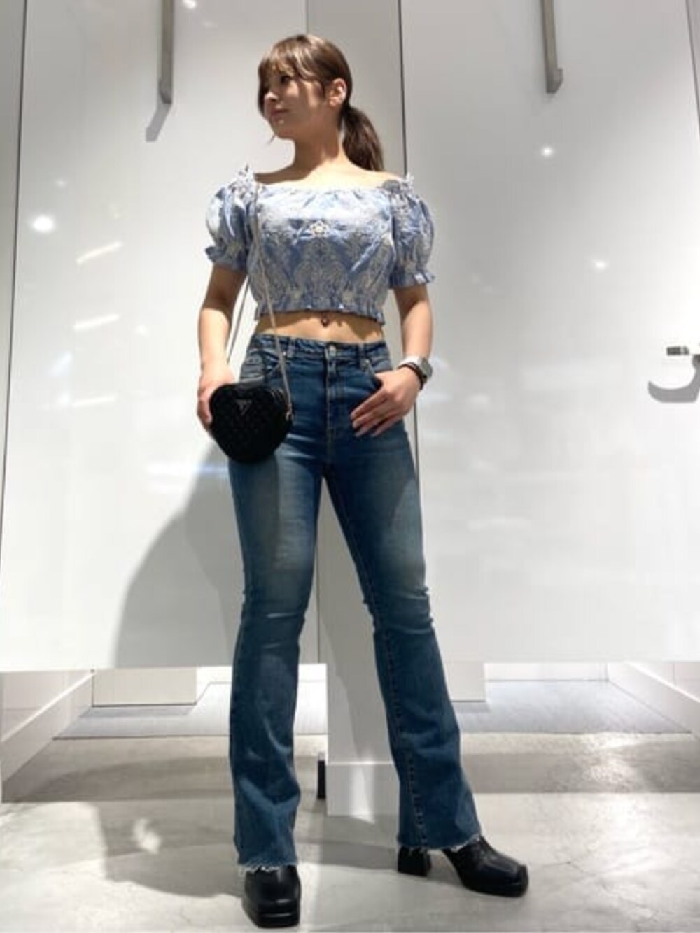 「guess、夏コーデ、オフショル」｜「GuessのRIANEE Heart Crossbody Bag（ショルダーバッグ、ブラック系）」を使った、GUESS JAPANさん（レディース・158cm）の夏コーディネートの1枚目の写真
