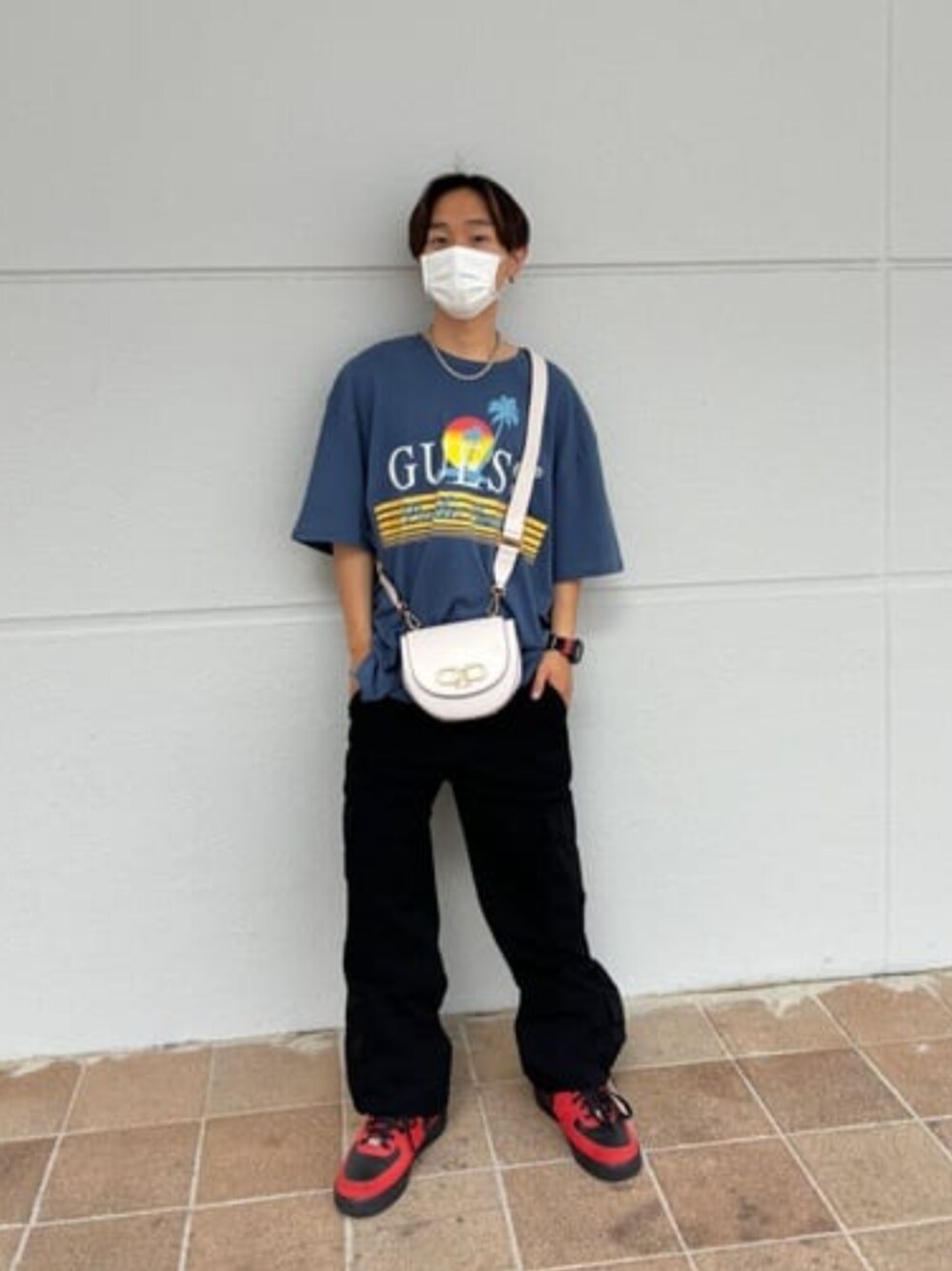 ブラック系のショルダーバッグ、ブラック系のカーゴパンツ、ブルー系のTシャツ/カットソーを着用したメンズの夏コーディネートの1枚目の写真