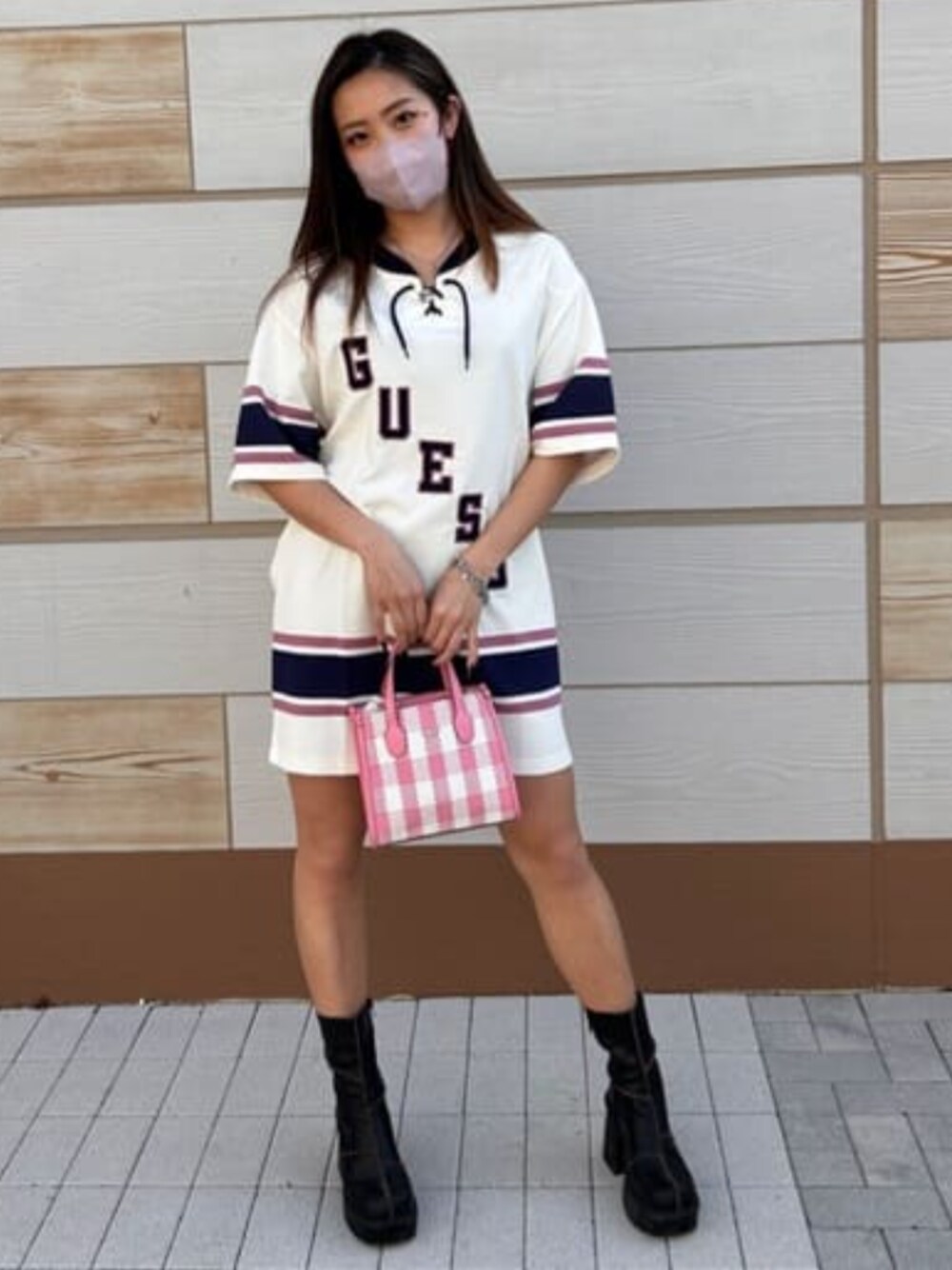 ホワイト系のワンピース、ピンク系のショルダーバッグ、シルバー系のネックレスを着用したレディースの夏コーディネートの1枚目の写真