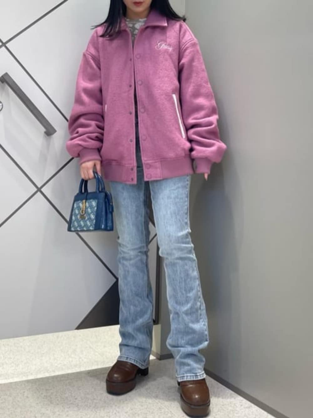 「guess、GUESS Originals、オーバーサイズ」｜「GuessのGUESS Originals Kit Bootcut Jeans（デニムパンツ、ブルー系）」を使った、GUESS JAPANさん（レディース・159cm）の春コーディネートの1枚目の写真
