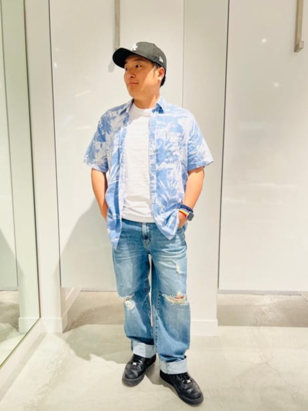 ブルー系のデニムパンツ、ブルー系のシャツ/ブラウス、ホワイト系のTシャツ/カットソーを着用したメンズの夏コーディネートの1枚目の写真