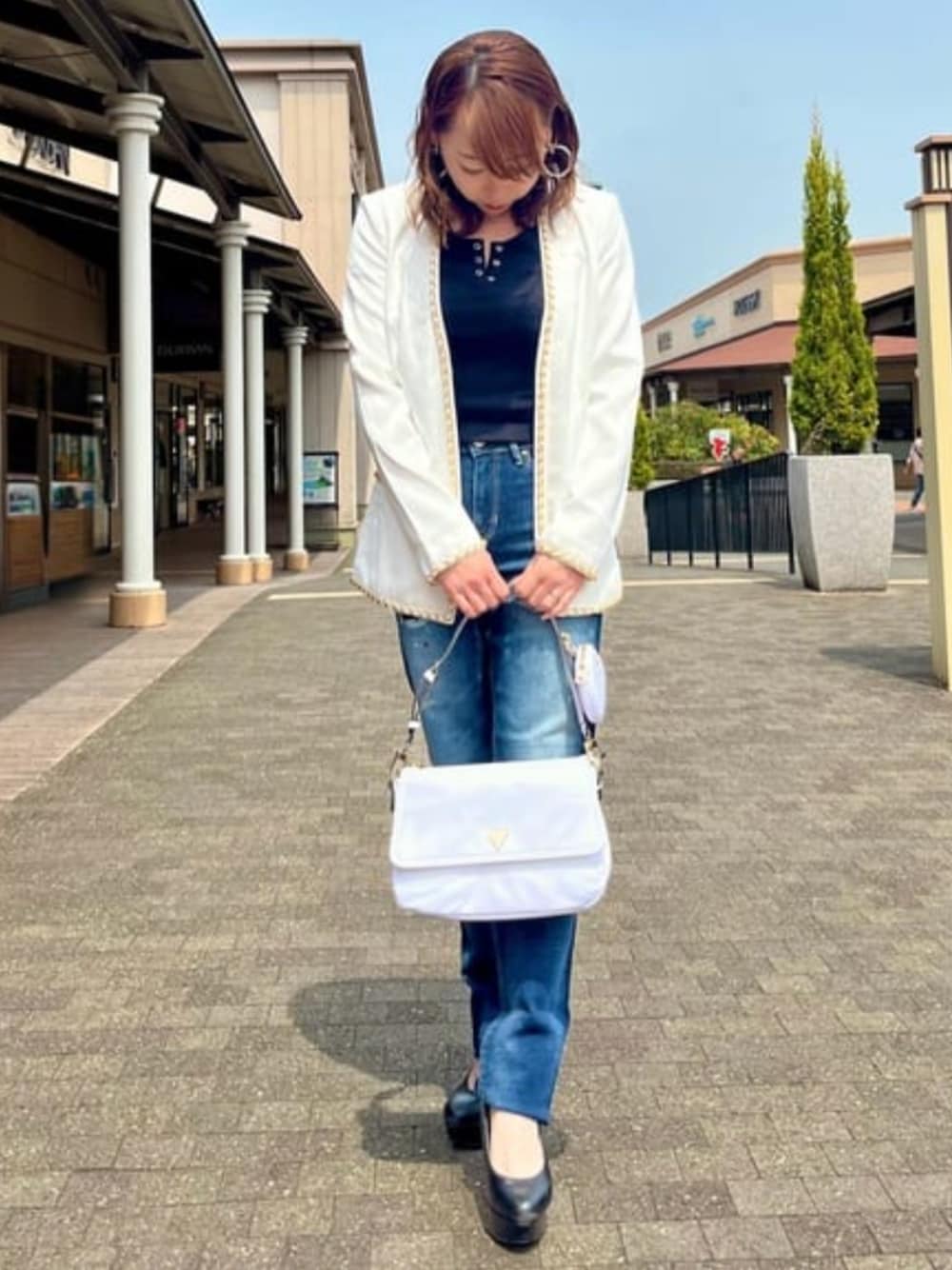 「guess、GUESS、大人カジュアル、春コーデ、春夏コーデ、春、バッグ、ハンドバッグ」｜「GuessのECO GEMMA Top Zip Shoulder Bag（ショルダーバッグ、ホワイト系）」を使った、GUESS JAPANさん（レディース・151cm）の春コーディネートの1枚目の写真