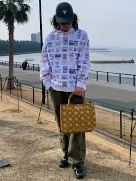 「総柄トップス」｜GUESS JAPANさん（メンズ・173cm）の冬コーディネート