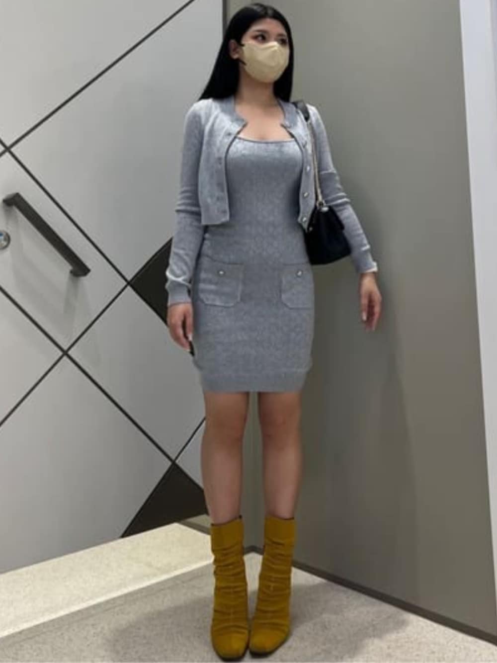 「guess、GUESS、セットアップ、セットアップスタイル、グレー、グレーコーデ、ショート丈カーディガン、タイトワンピース、スタイルアップ、大人フェミニン、上品カジュアル、春コーデ、春」｜「GuessのHOLLAND Cn Ls Cardi Sweater カーディガン セーター レディース（カーディガン/ボレロ、グレー系）」を使った、GUESS JAPANさん（レディース・155cm）の春コーディネートの1枚目の写真