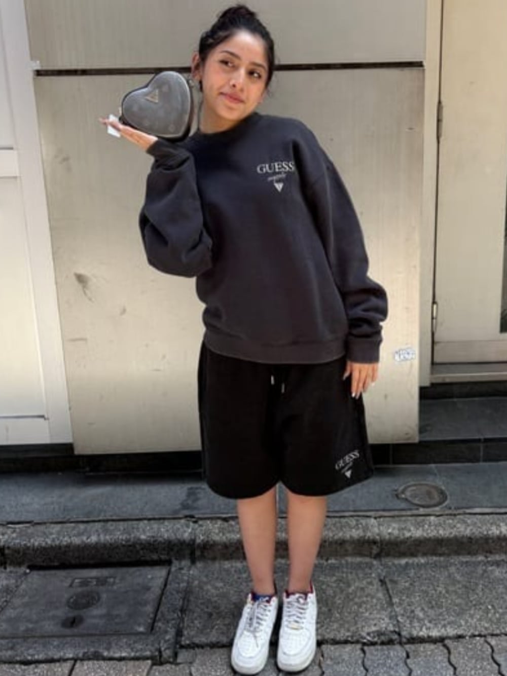 「guess、GUESS、GUESS Originals、カジュアルコーデ、スウェット、スウェットパンツ、スウェットコーデ、ラフ、ラフコーデ、ハート、ハートバッグ、春コーデ、春、春夏コーデ」｜「GuessのGUESS Originals Eco Baker Crewneck Sweatshirt スウェット（スウェット、ブラック系）」を使った、GUESS JAPANさん（レディース・161cm）の春コーディネートの1枚目の写真