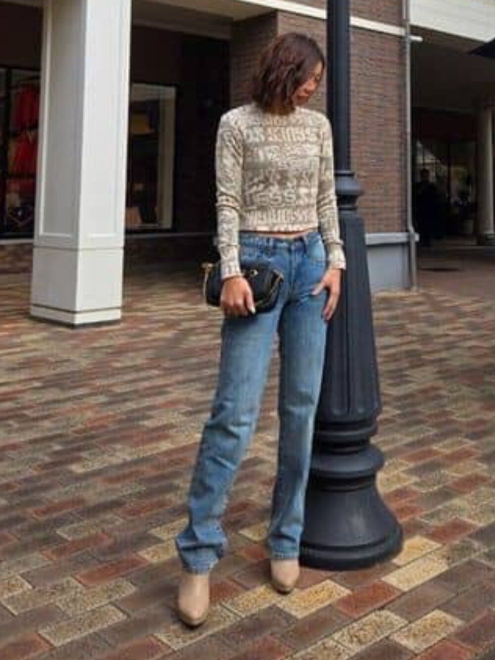 「GUESS、guess、GUESS Originals、ショート丈トップス、ショート丈、デニム、デニムパンツ、春コーデ、春、カジュアル、カジュアルコーデ、ストレート、ストレートデニム」｜「GuessのGUESS Originals Waffle-Knit Top（その他トップス、ベージュ系）」を使った、GUESS JAPANさん（レディース・170cm）の春コーディネートの1枚目の写真